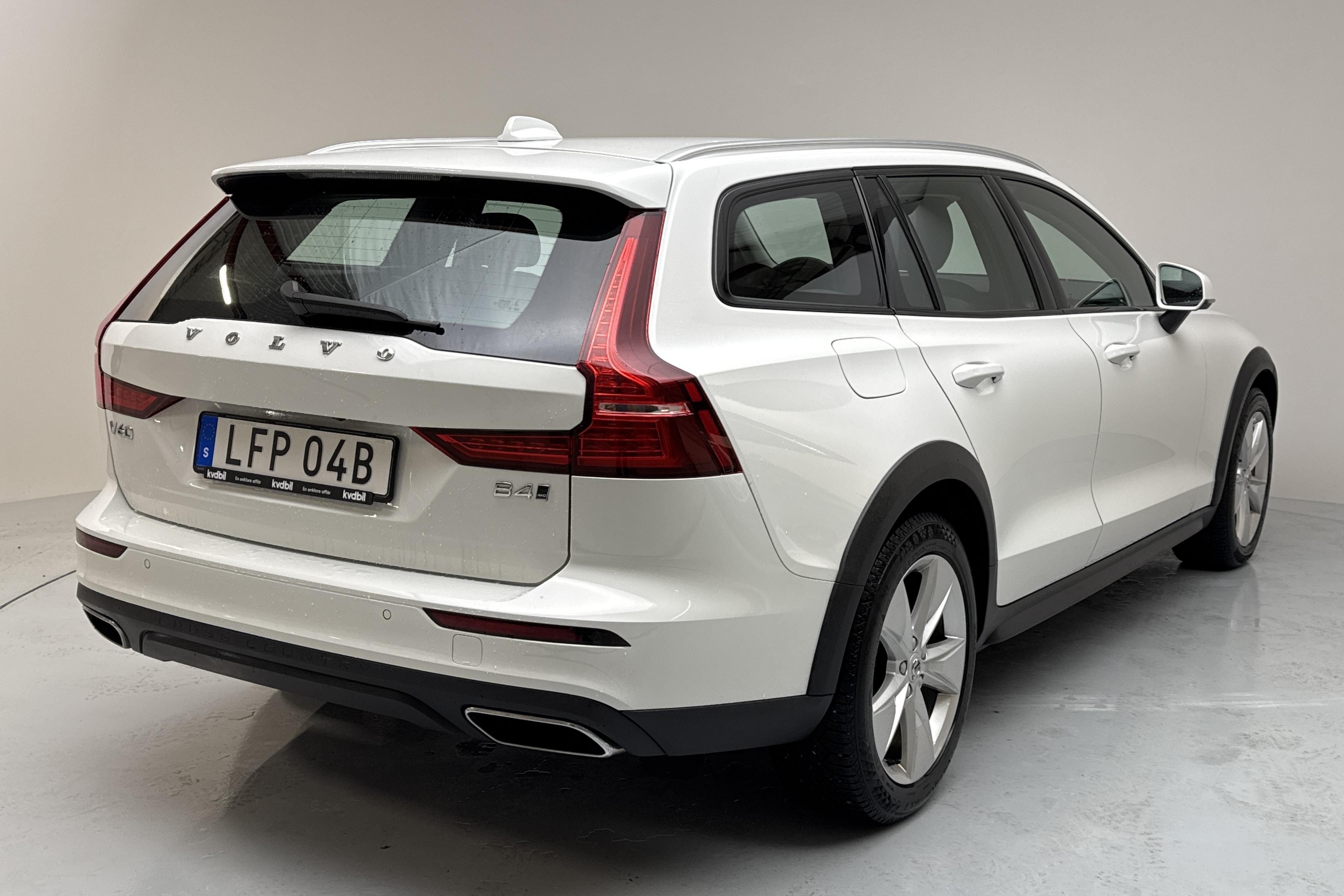 Volvo V60 B4 Cross Country AWD Mildhybrid, Diesel (197hk) - 8 627 mil - Automat - vit - 2022