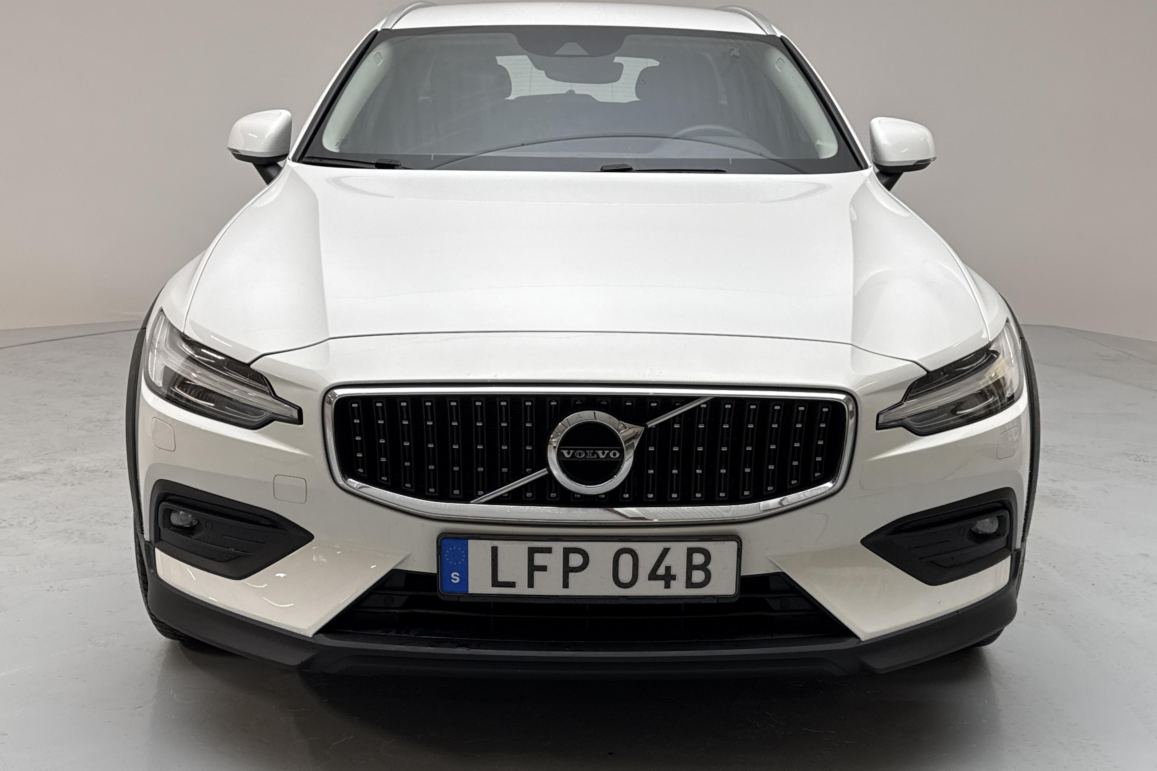 Volvo V60 B4 Cross Country AWD Mildhybrid, Diesel (197hk) - 8 627 mil - Automat - vit - 2022