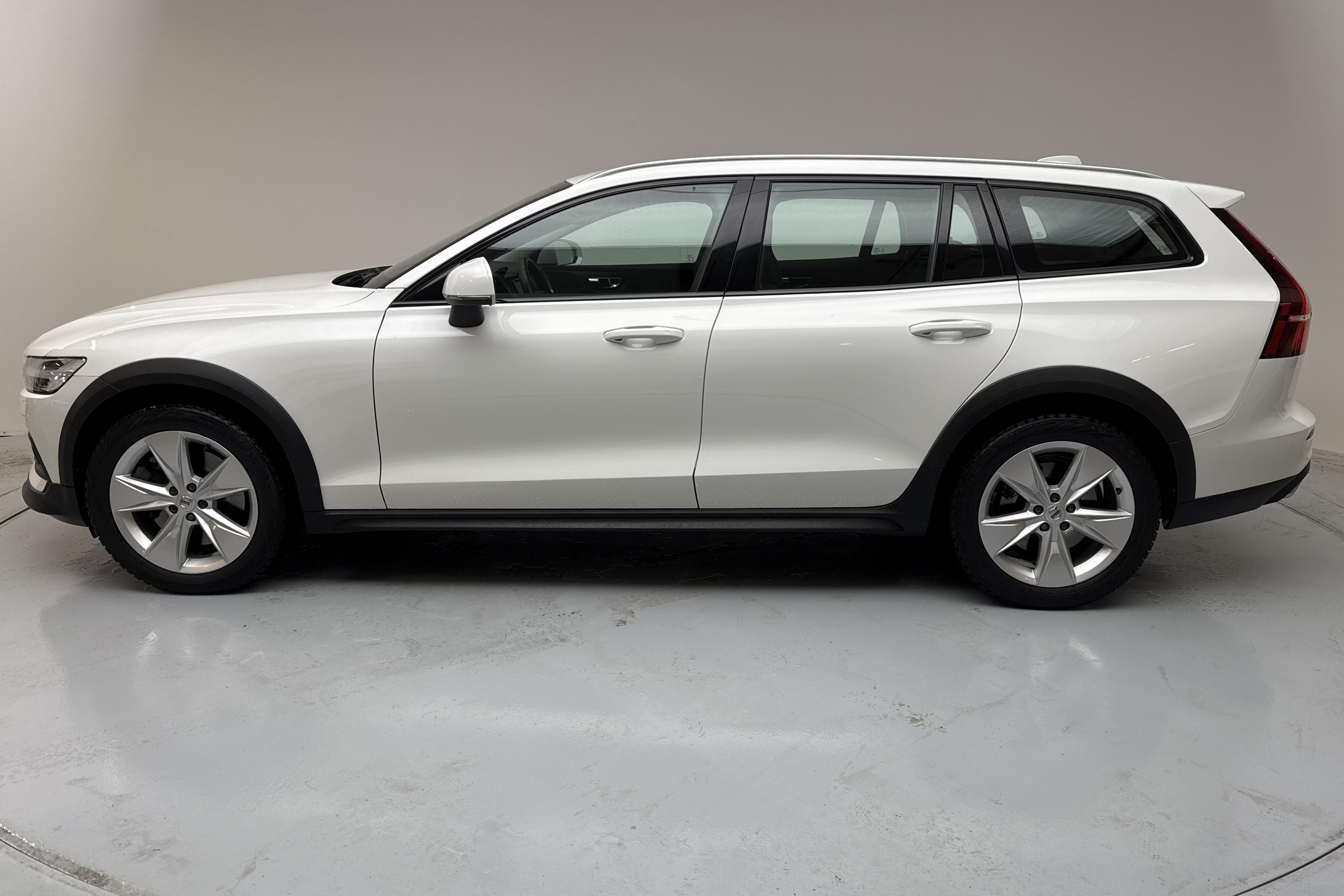 Volvo V60 B4 Cross Country AWD Mildhybrid, Diesel (197hk) - 10 372 mil - Automat - vit - 2022