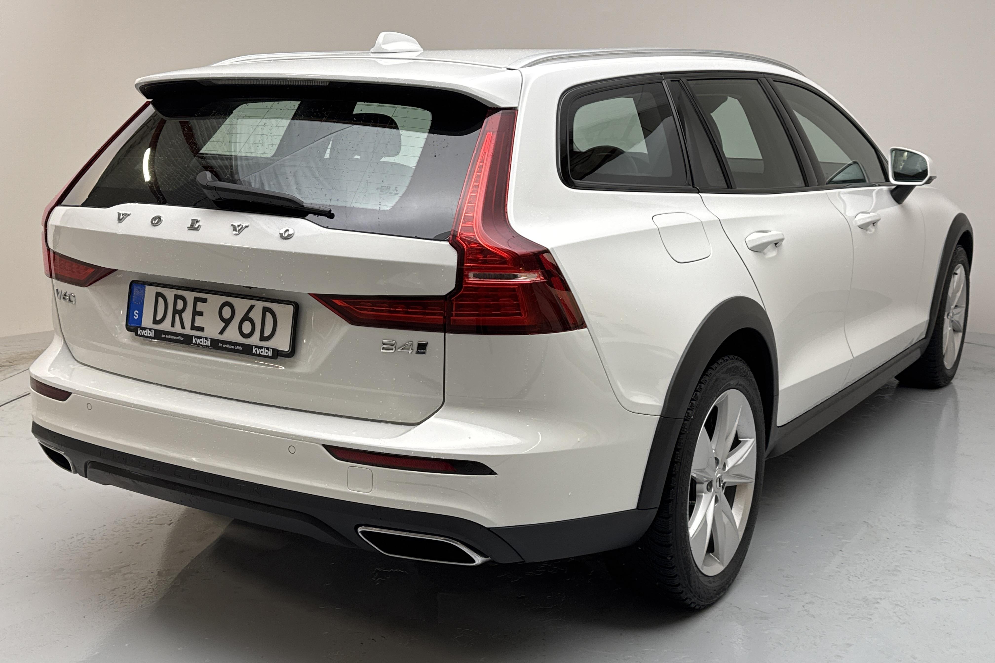 Volvo V60 B4 Cross Country AWD Mildhybrid, Diesel (197hk) - 10 372 mil - Automat - vit - 2022