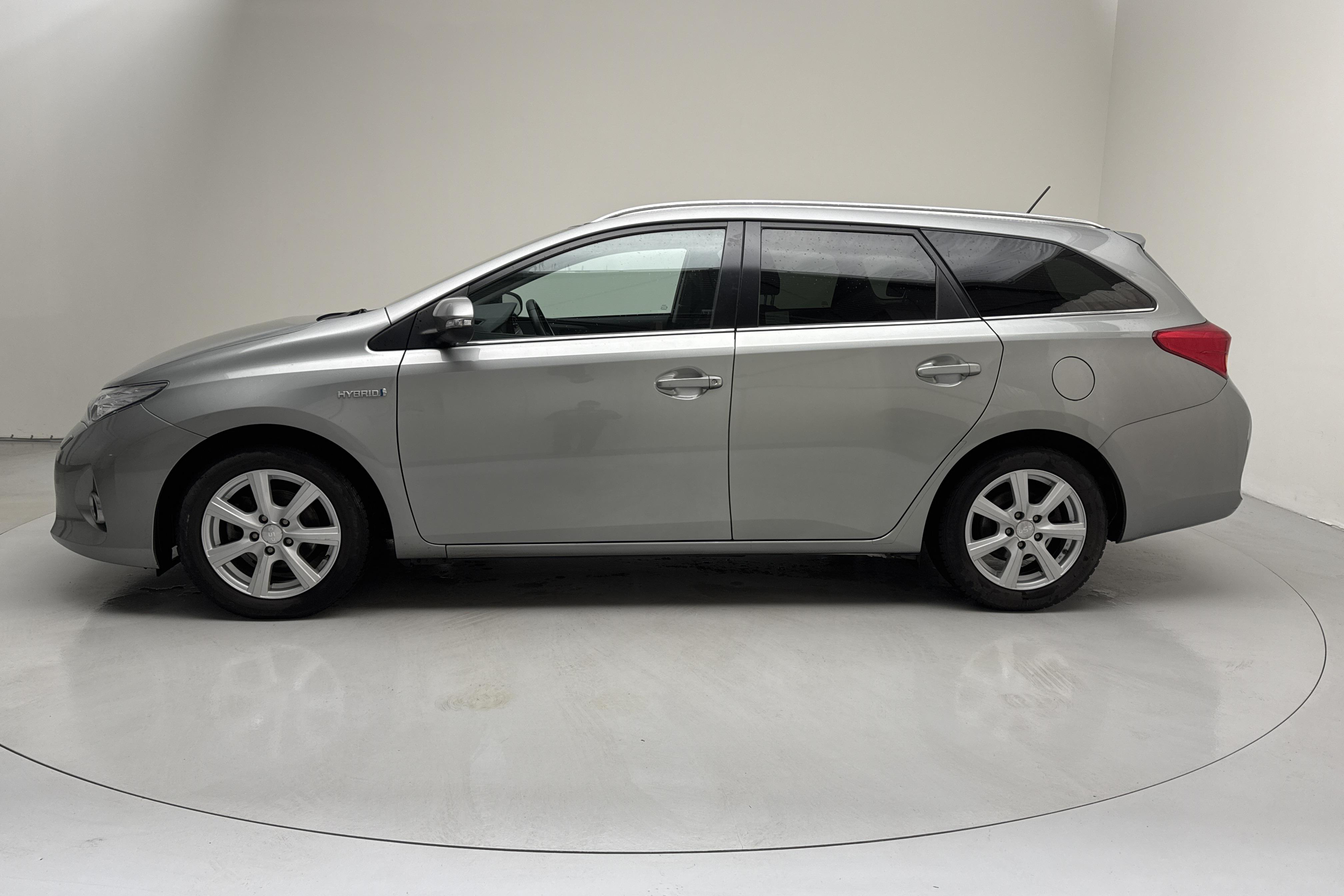 Toyota Auris 1.8 HSD Touring Sports (99hk) - 62 410 km - Automaatne - Light Grey - 2014