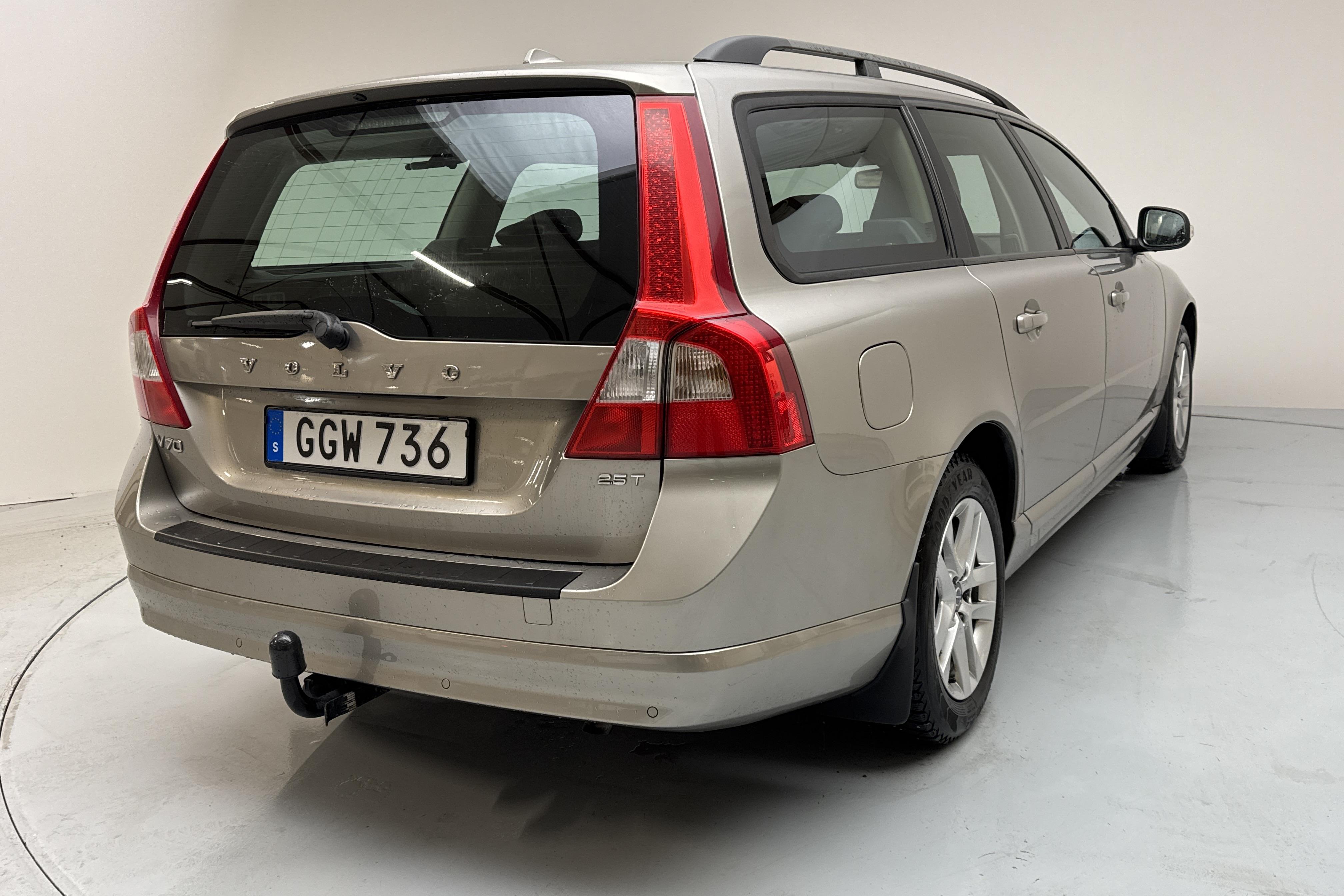 Volvo V70 II 2.5T (200hk) - 22 767 mil - Automat - Light Brown - 2008