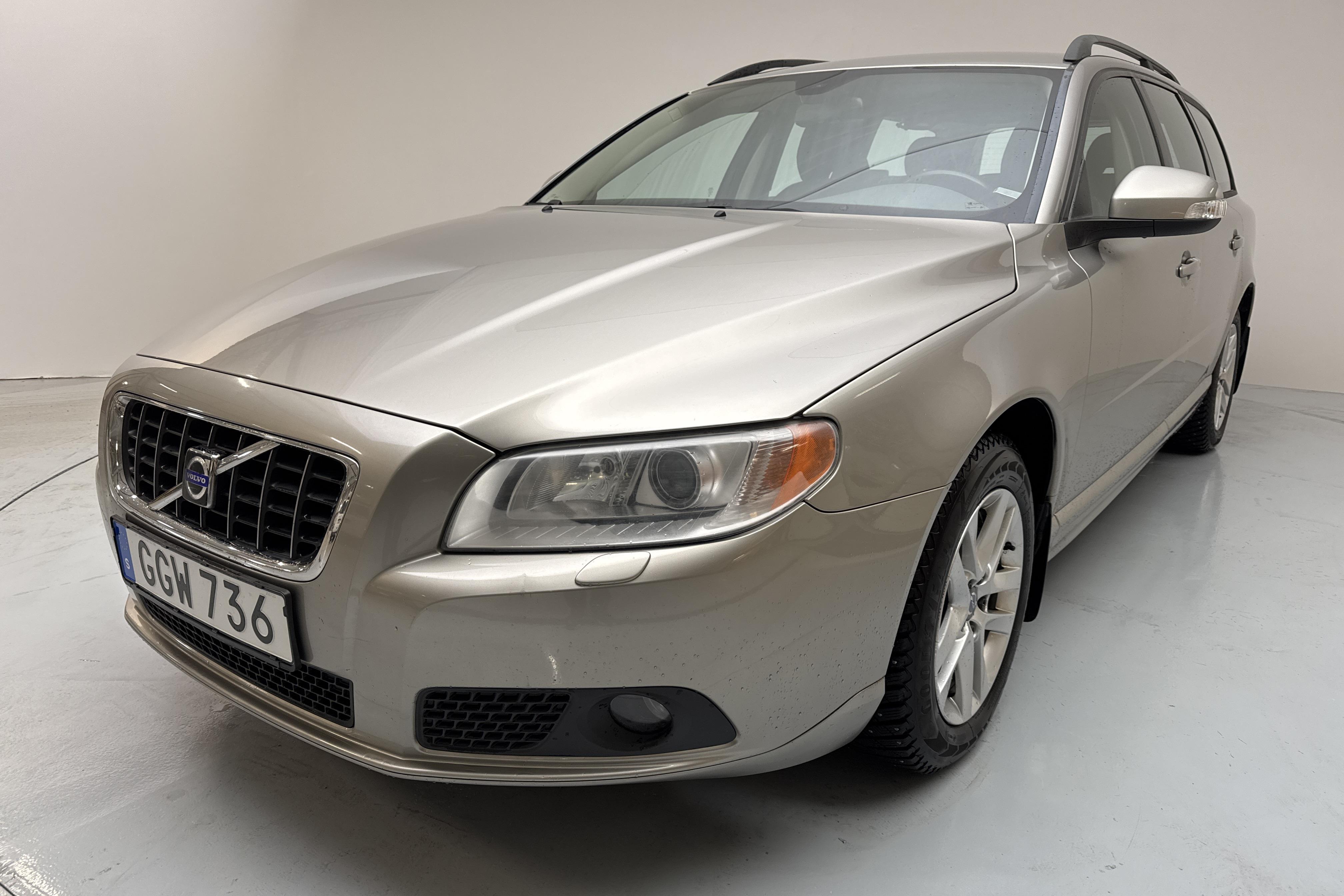 Volvo V70 II 2.5T (200hk) - 22 767 mil - Automat - Light Brown - 2008