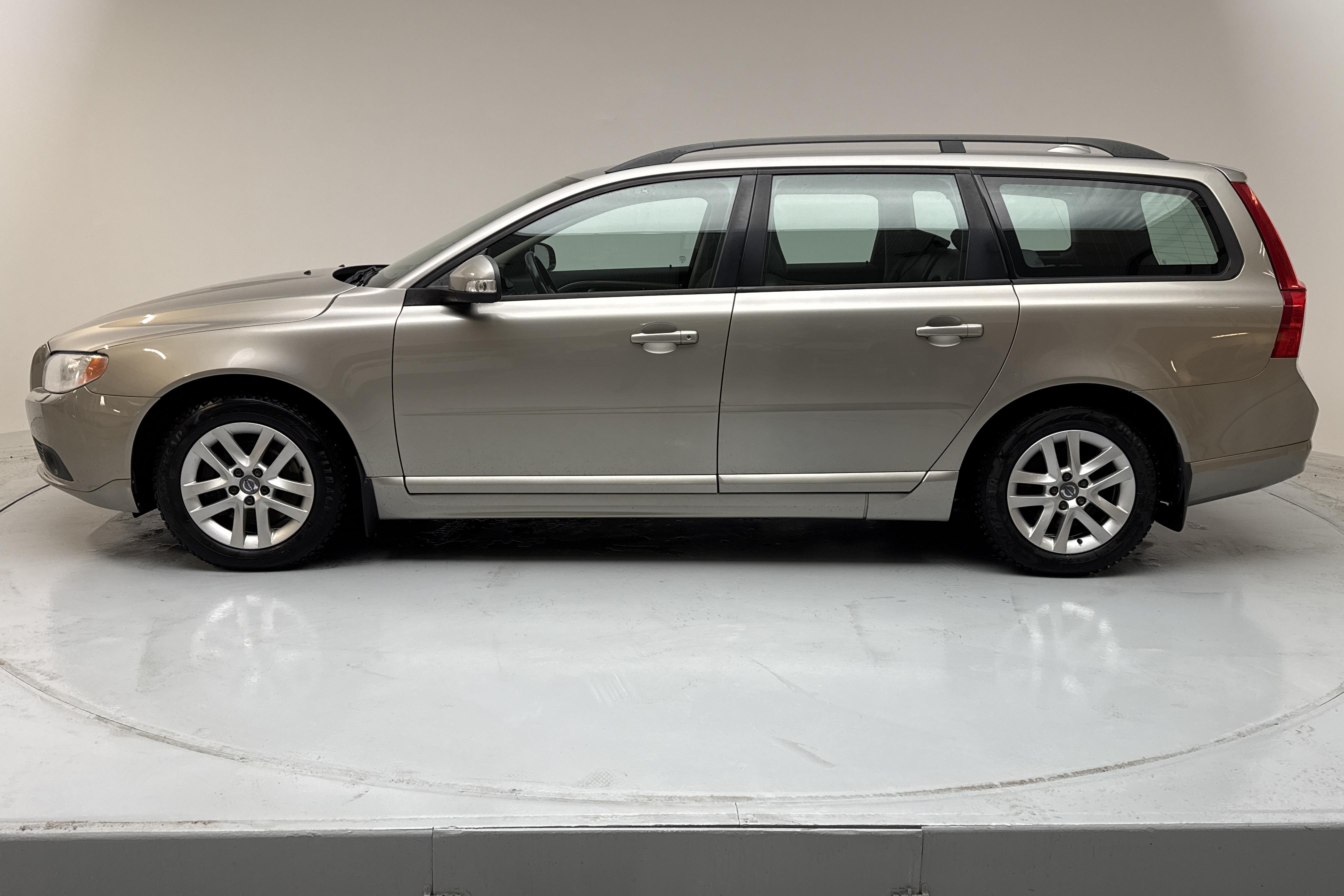 Volvo V70 II 2.5T (200hk) - 22 767 mil - Automat - Light Brown - 2008