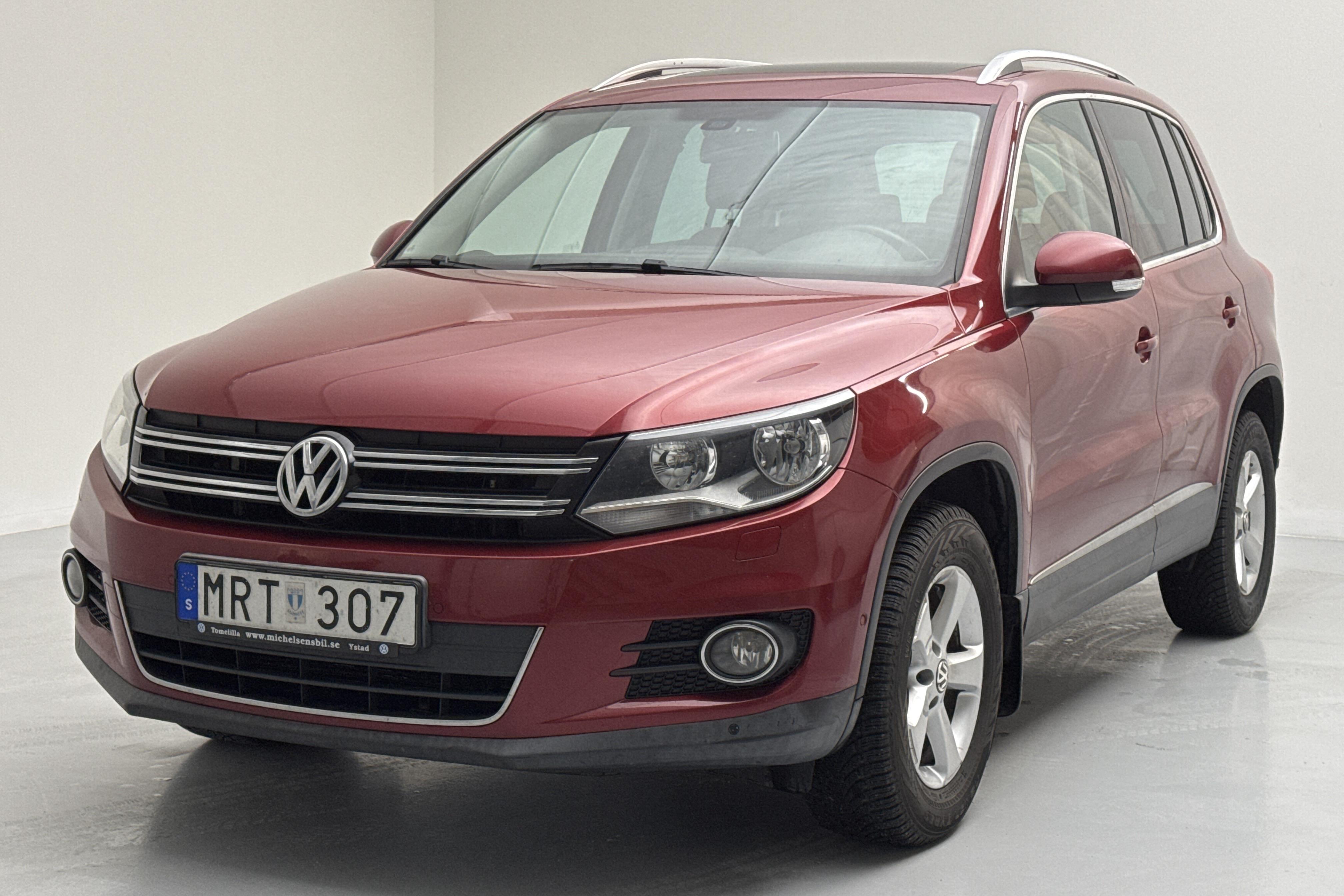 VW Tiguan 2.0 TDI 4MOTION BlueMotion Technology (140hk) - 25 918 mil - Automat - röd - 2012