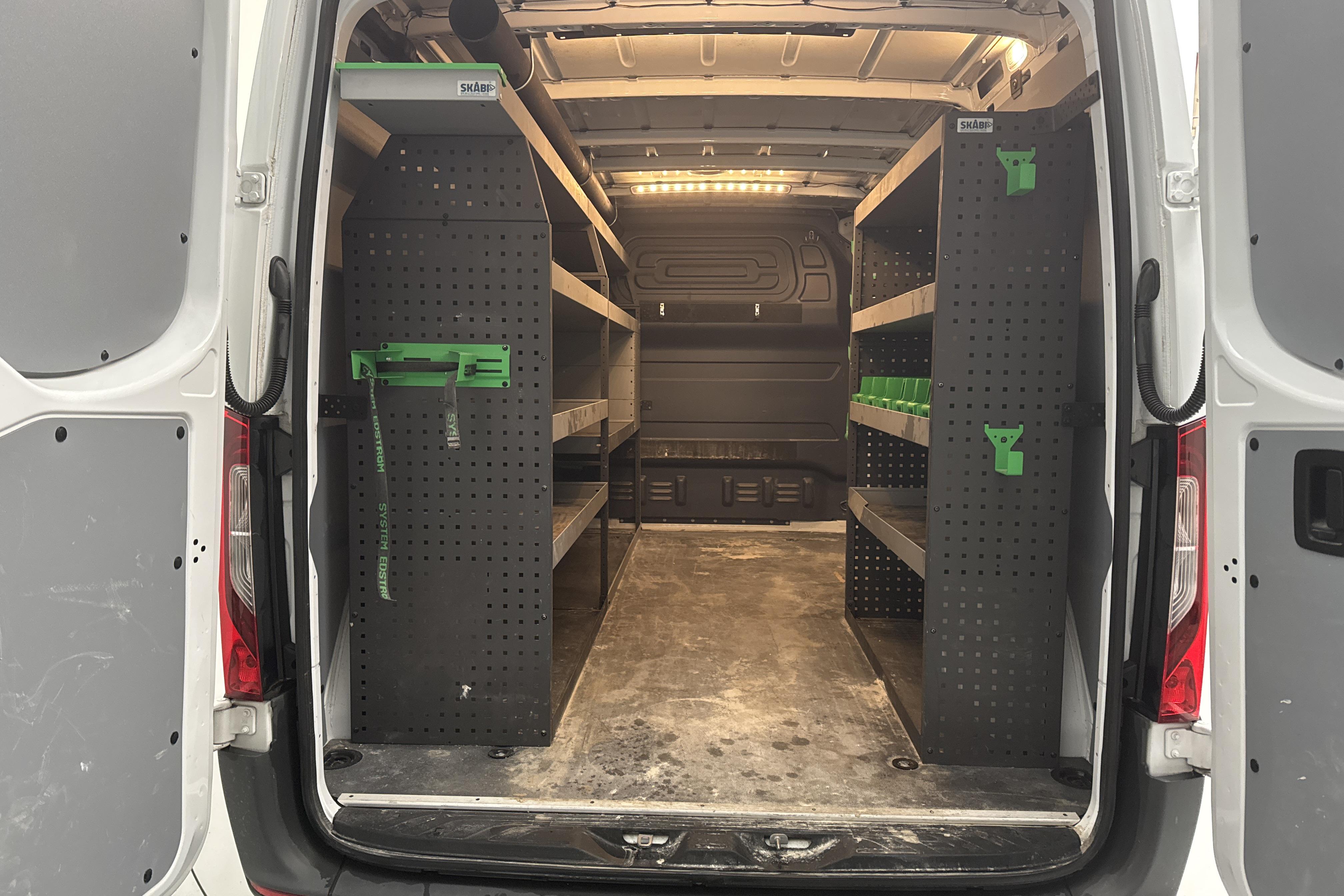 Mercedes Sprinter 211 CDI Skåp 2WD (114hk) - 2 030 mil - Automat - vit - 2023