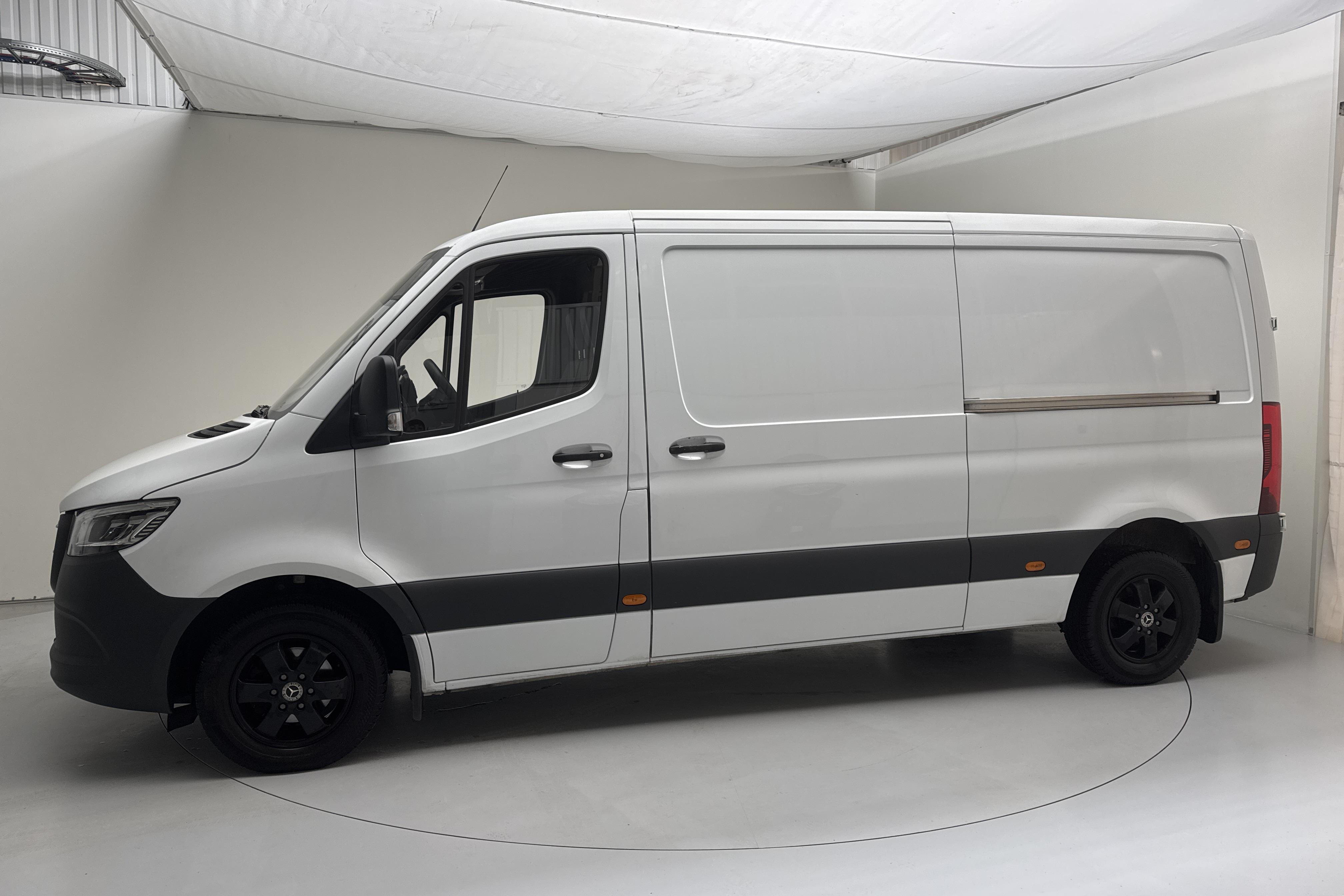 Mercedes Sprinter 211 CDI Skåp 2WD (114hk) - 2 030 mil - Automat - vit - 2023