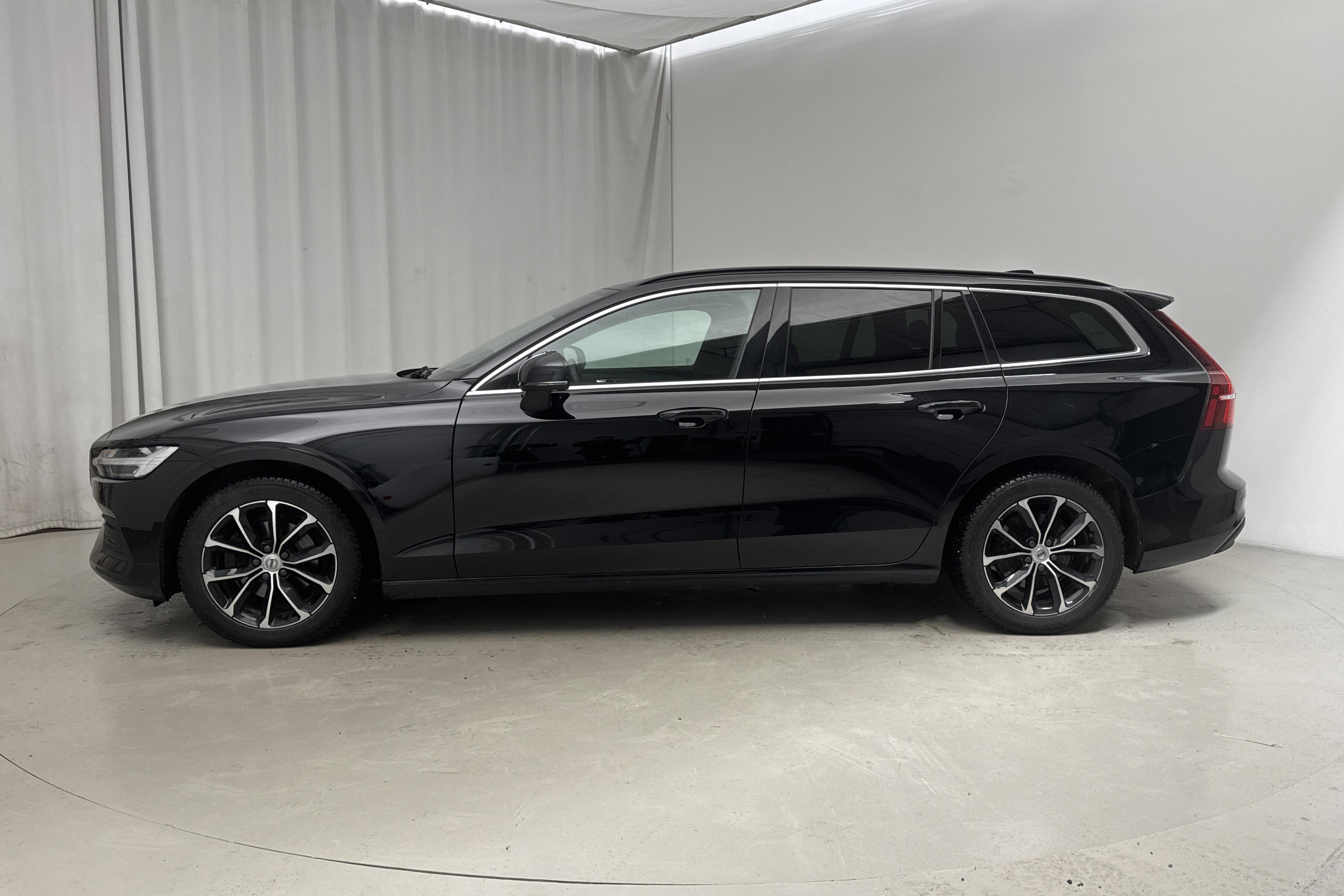 Volvo V60 B4 Mildhybrid, Diesel (197hk) - 7 696 mil - Automat - svart - 2023