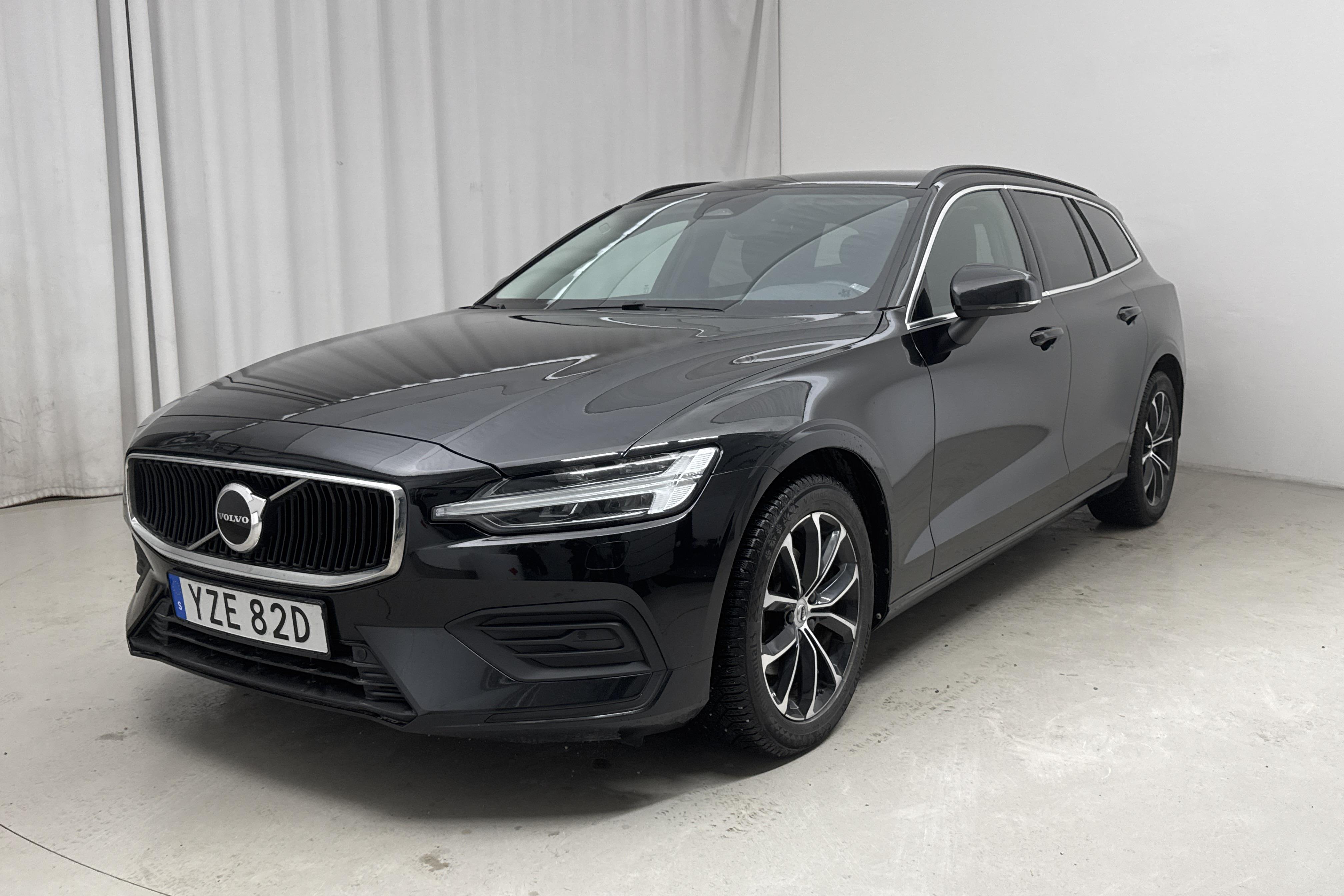 Volvo V60 B4 Mildhybrid, Diesel (197hk) - 7 696 mil - Automat - svart - 2023