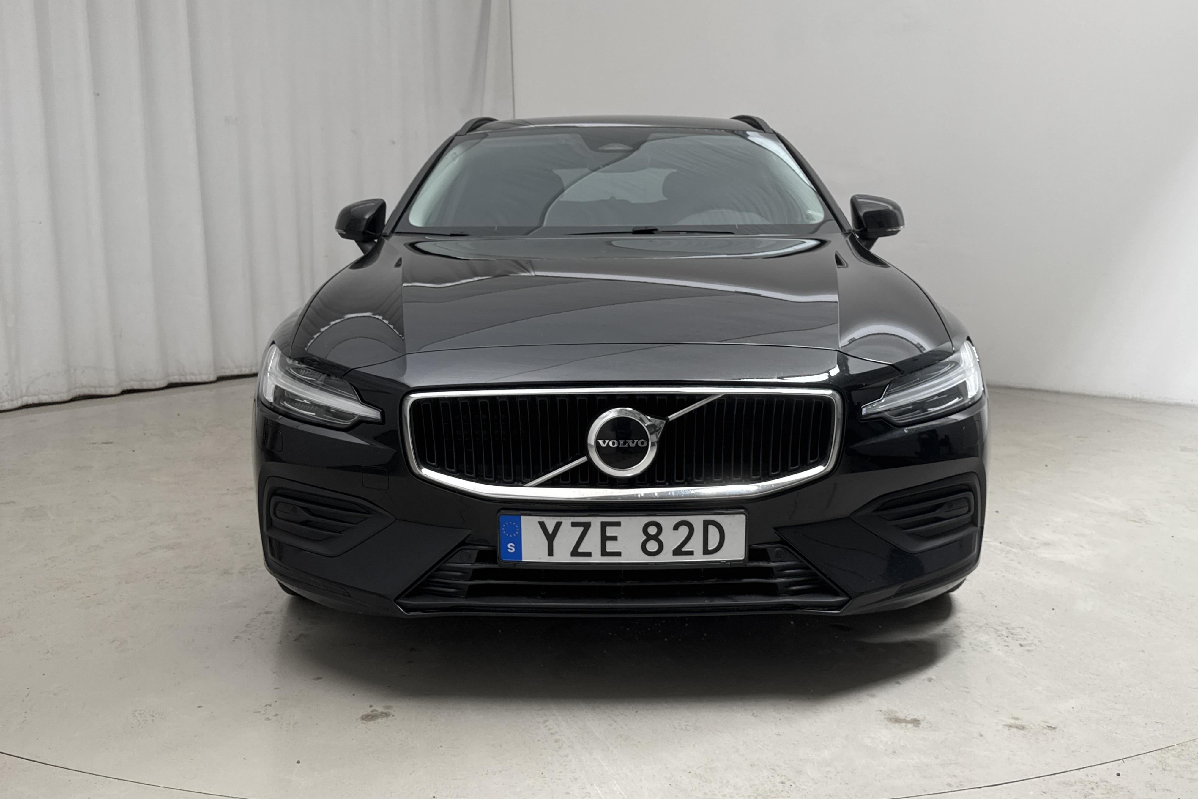 Volvo V60 B4 Mildhybrid, Diesel (197hk) - 7 696 mil - Automat - svart - 2023