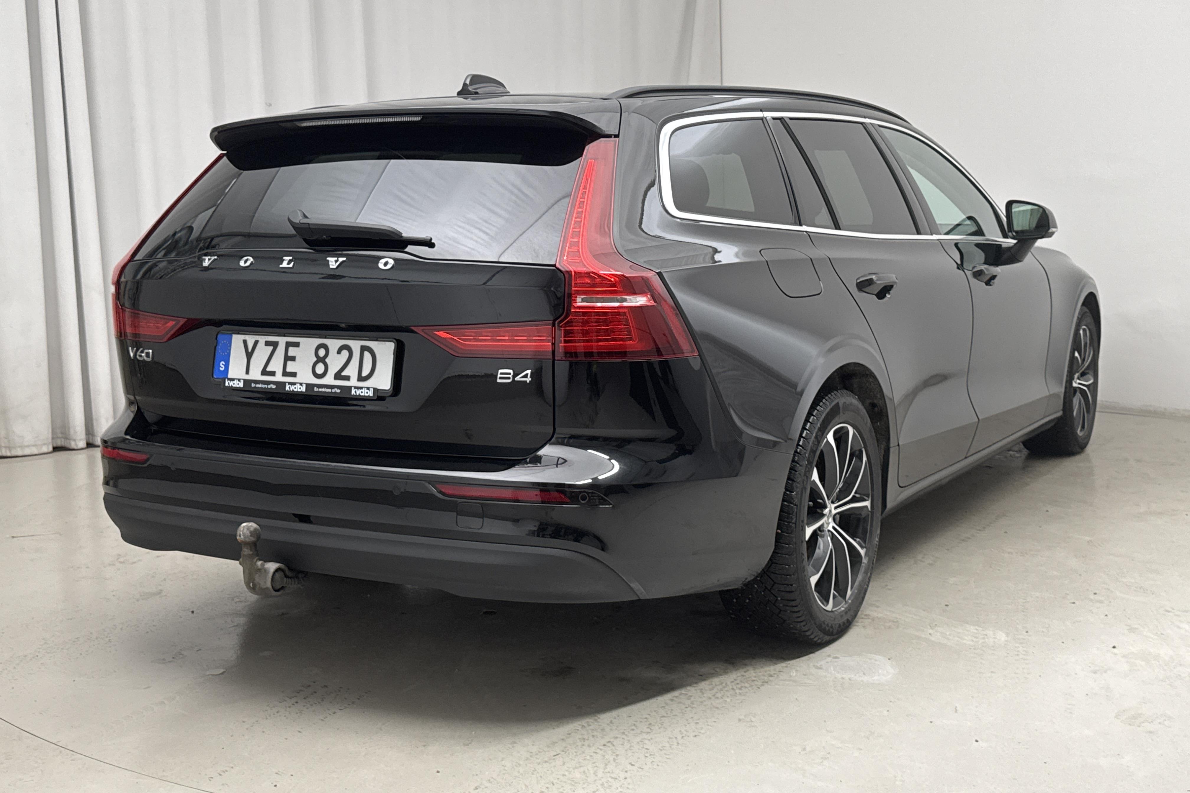 Volvo V60 B4 Mildhybrid, Diesel (197hk) - 7 696 mil - Automat - svart - 2023