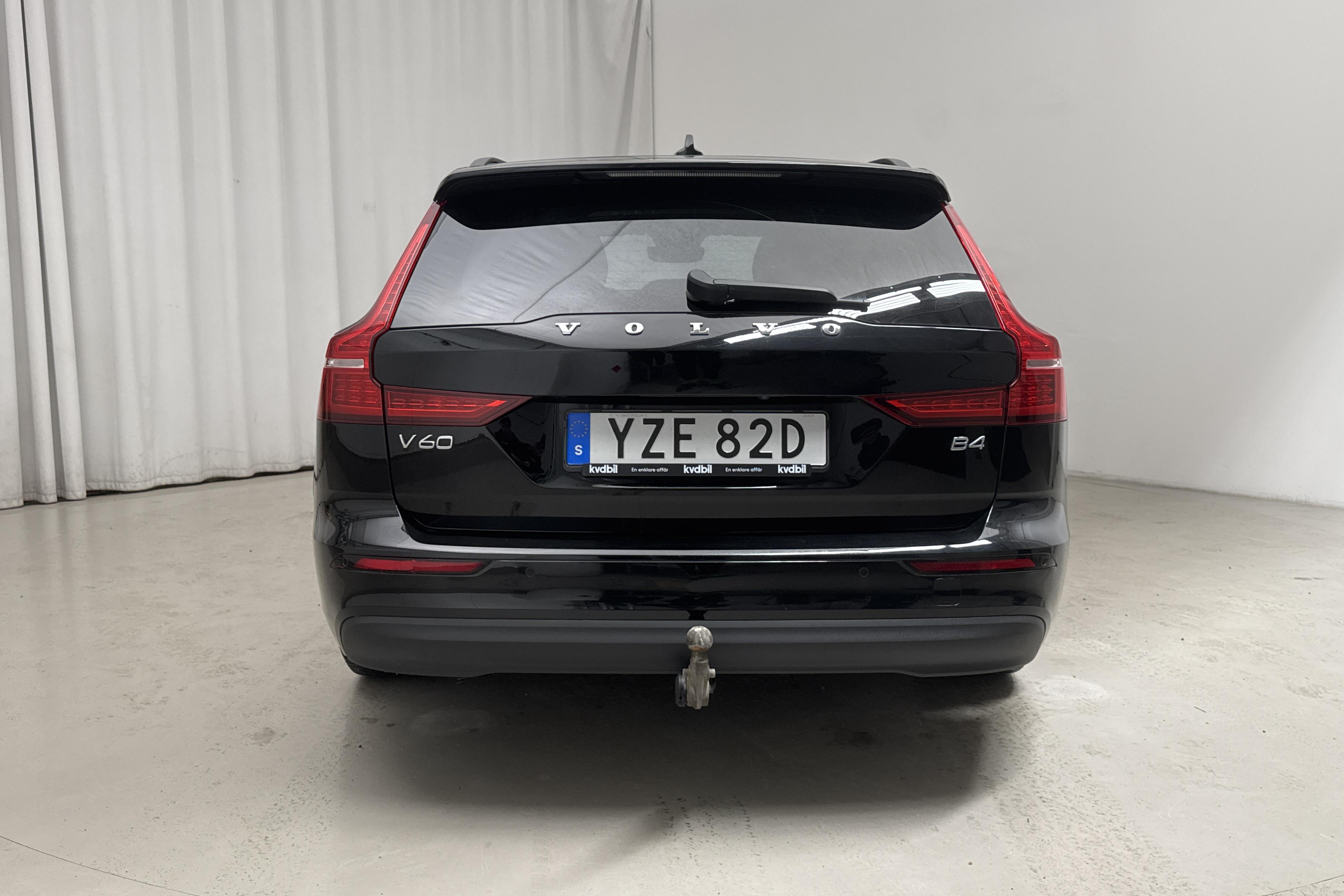 Volvo V60 B4 Mildhybrid, Diesel (197hk) - 7 696 mil - Automat - svart - 2023