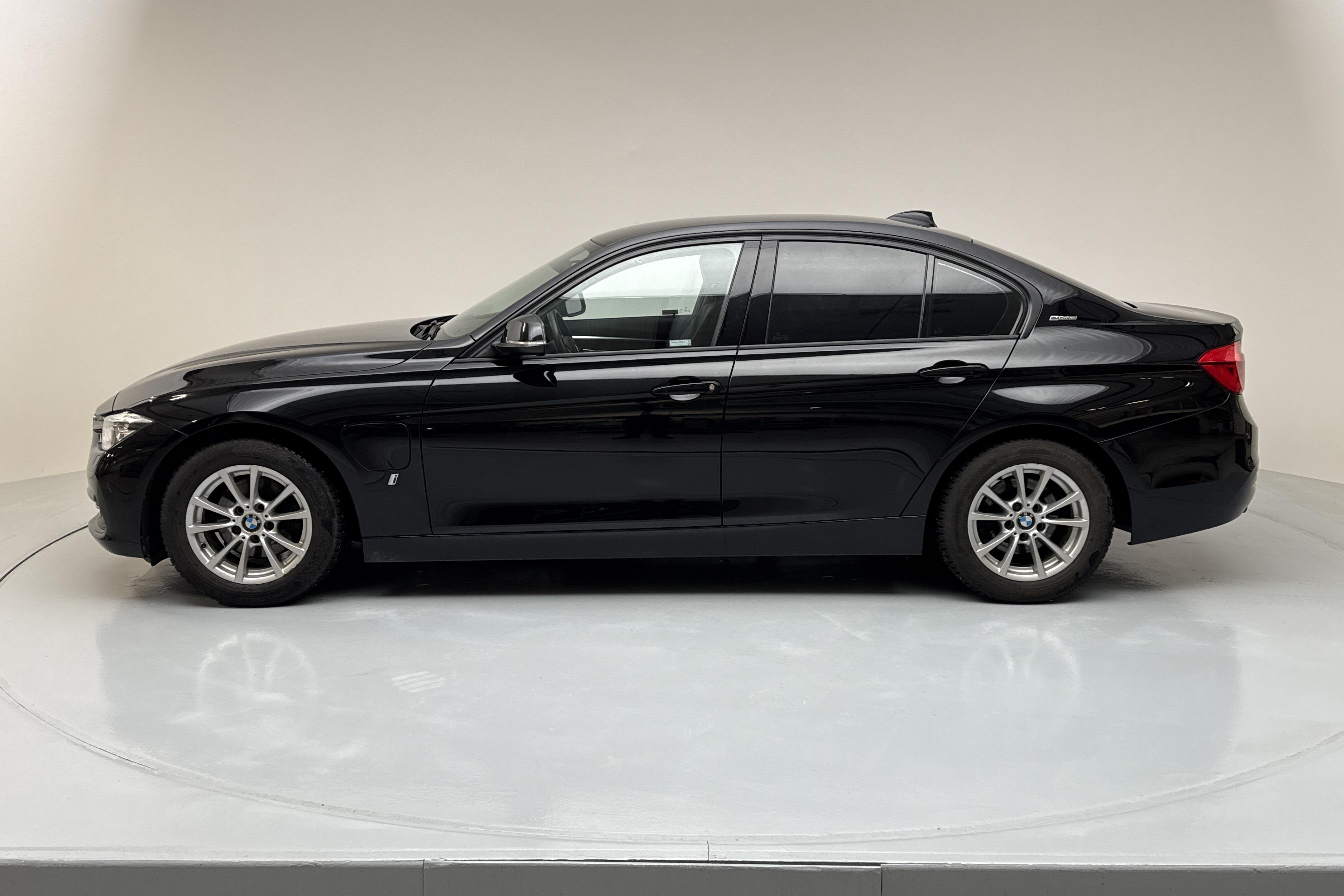 BMW 330e Sedan, F30 (252hk) - 83 600 km - Automaatne - must - 2018