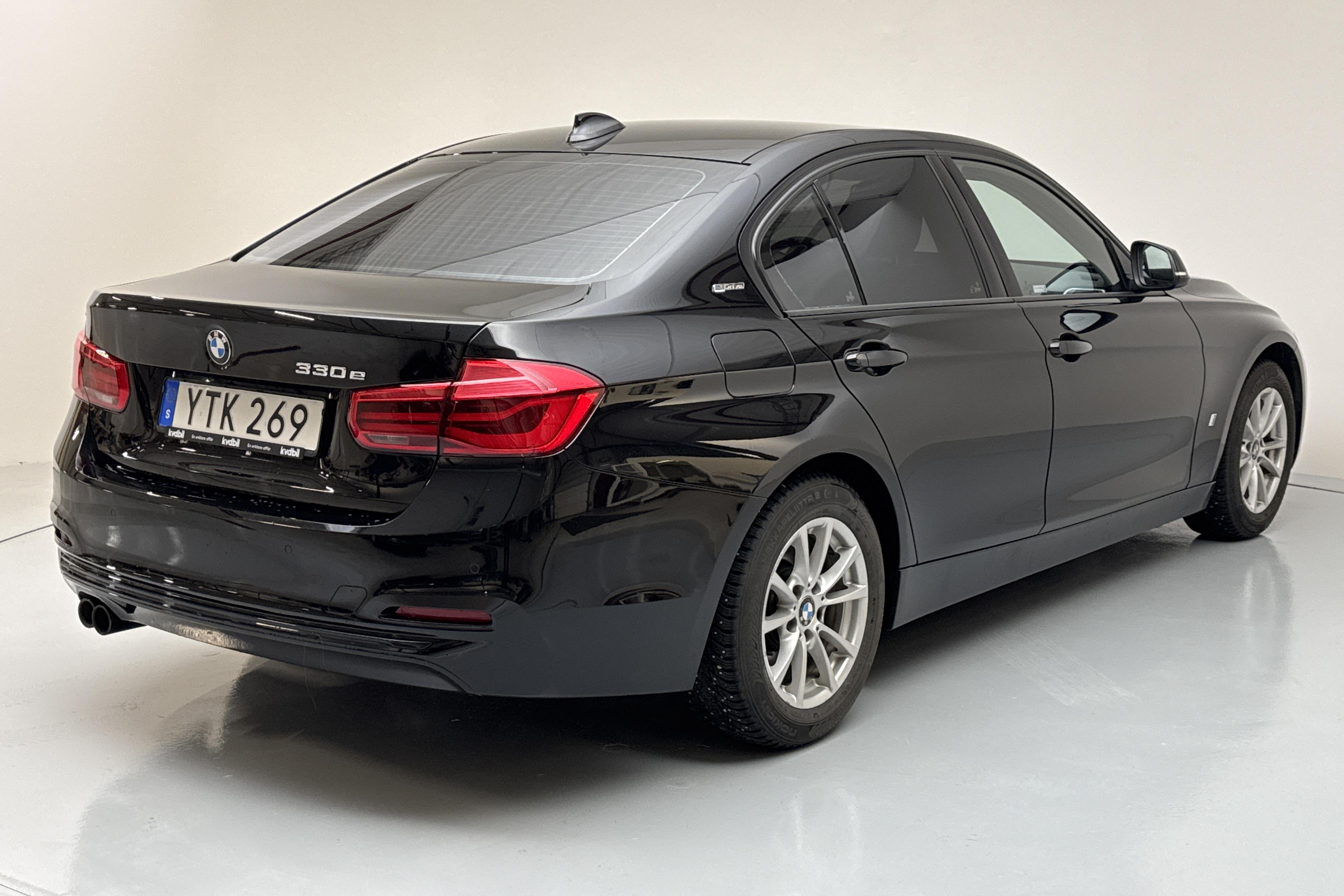 BMW 330e Sedan, F30 (252hk) - 83 600 km - Automaatne - must - 2018