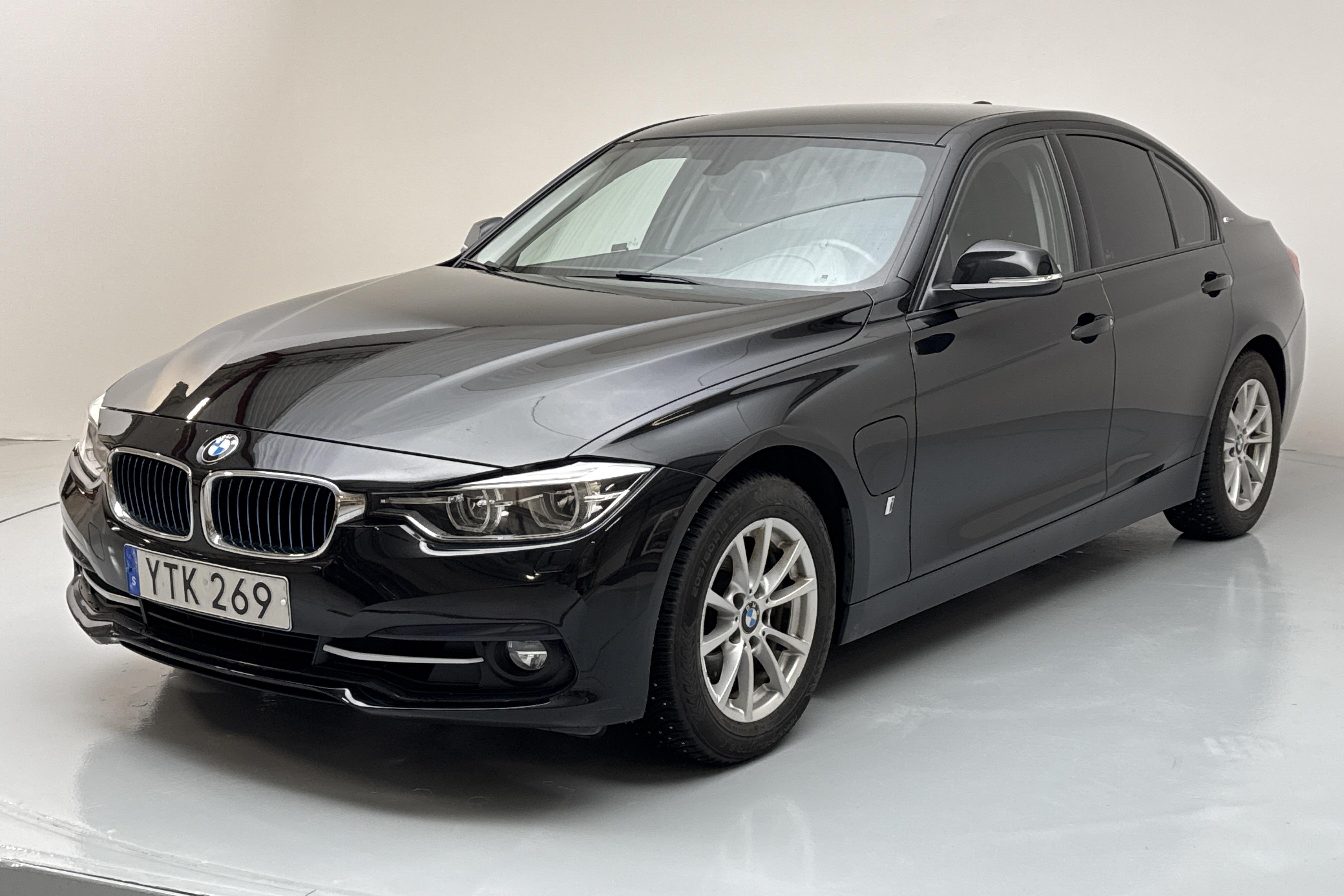 BMW 330e Sedan, F30 (252hk) - 83 600 km - Automaatne - must - 2018