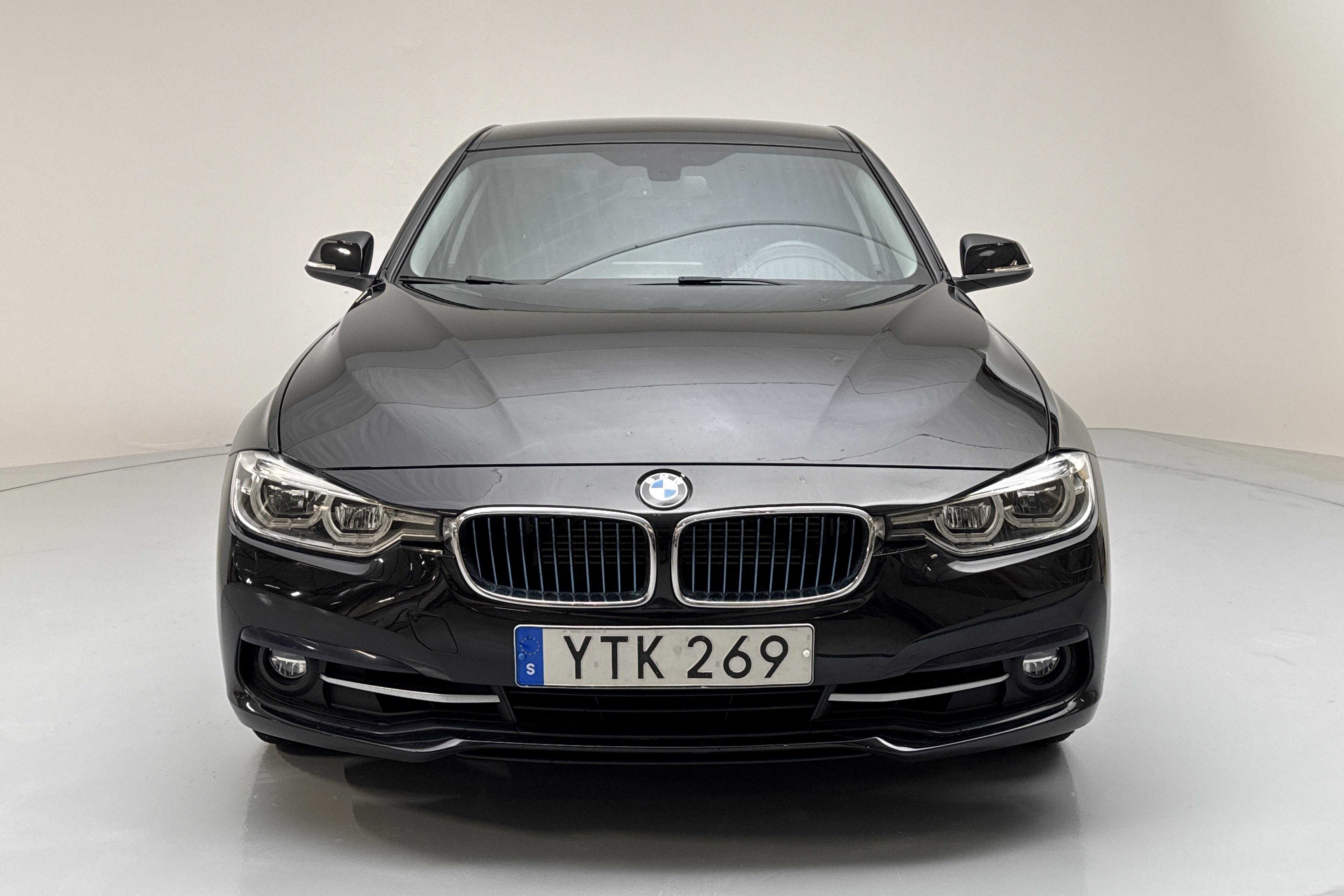 BMW 330e Sedan, F30 (252hk) - 83 600 km - Automaatne - must - 2018