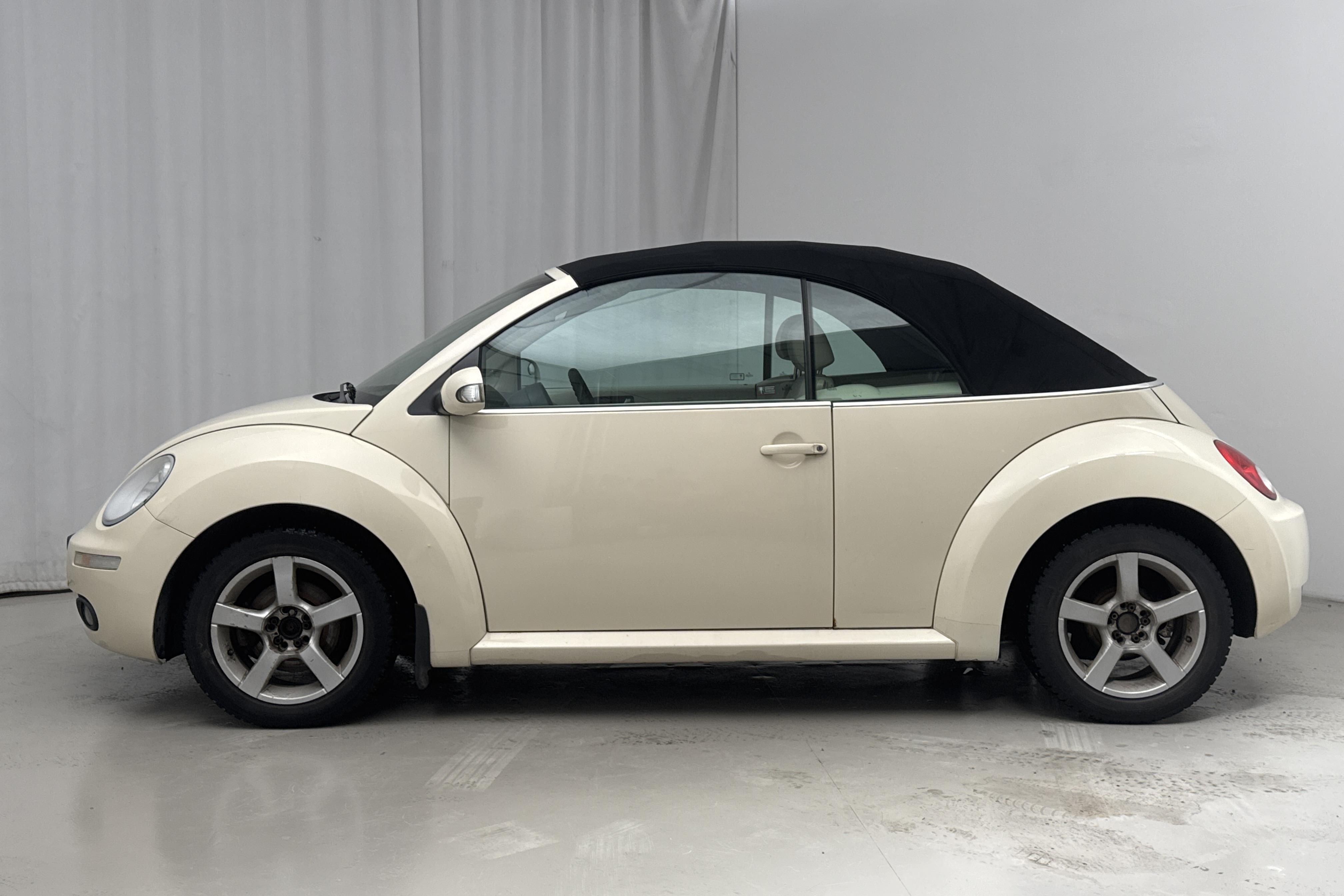 VW Beetle 1.6 Cabriolet (102hk) - 18 950 mil - Manuell - vit - 2007