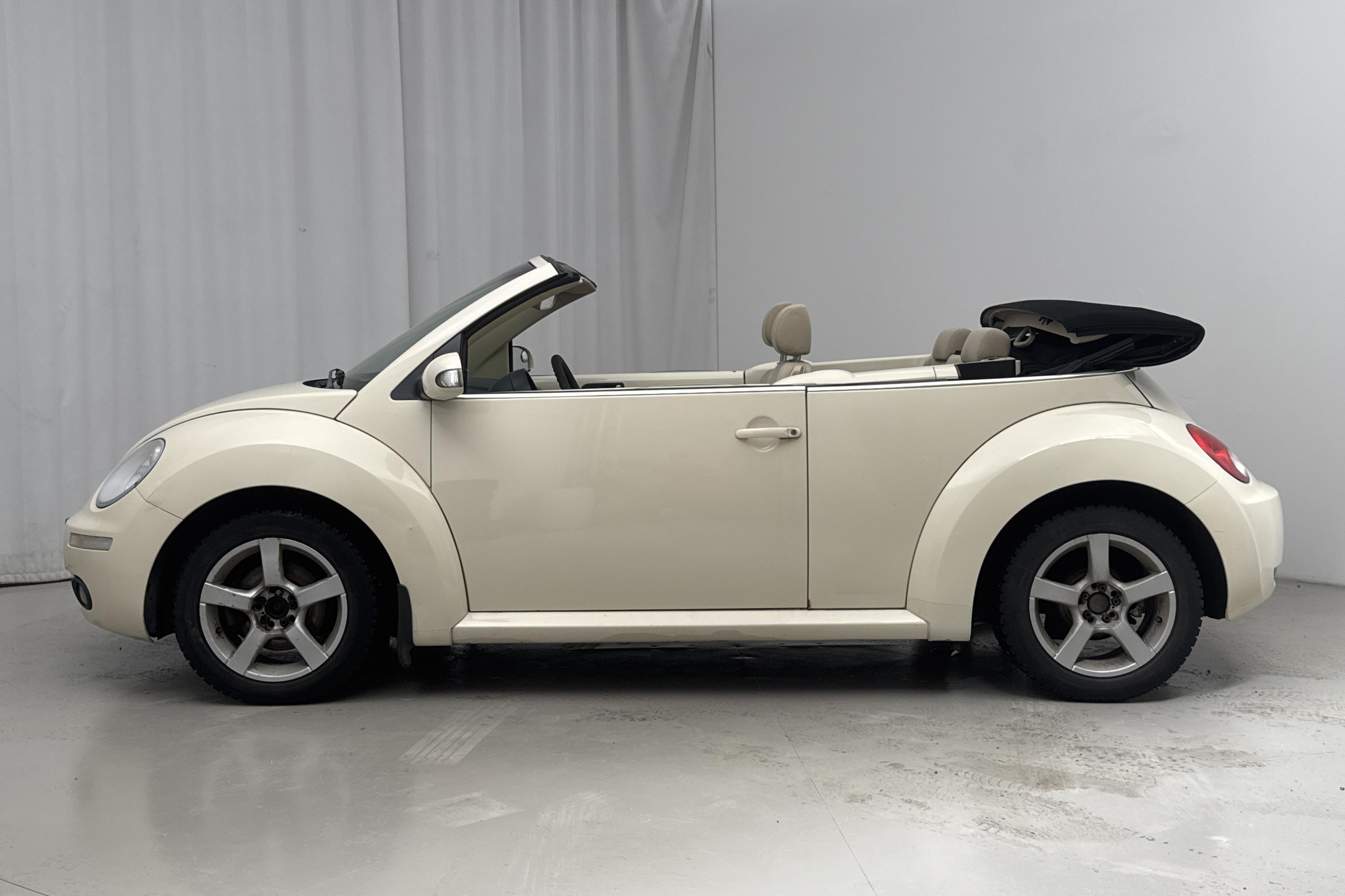 VW Beetle 1.6 Cabriolet (102hk) - 18 950 mil - Manuell - vit - 2007