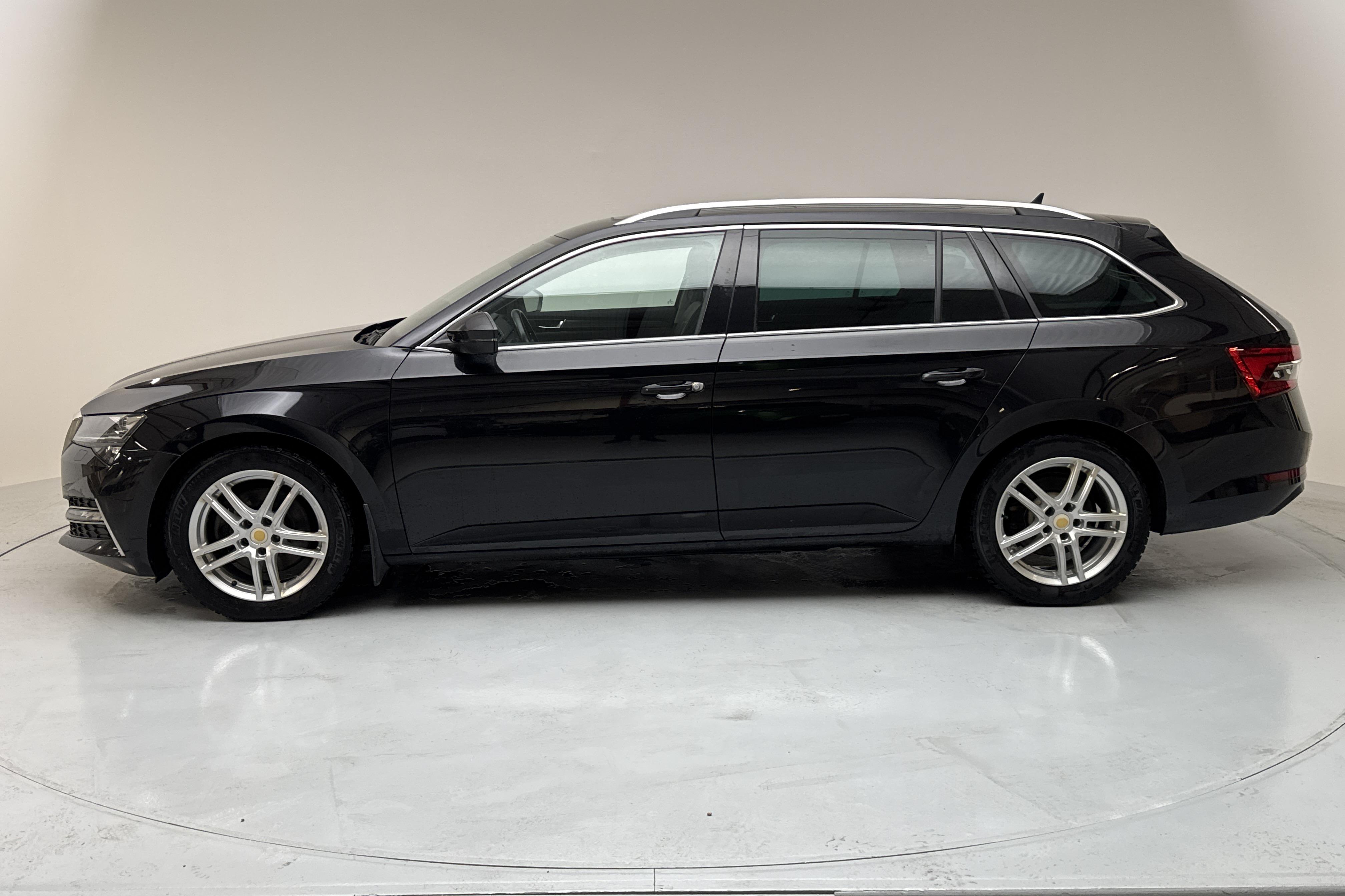 Skoda Superb 1.4 TSI PHEV Kombi (218hk) - 15 599 mil - Automat - svart - 2020