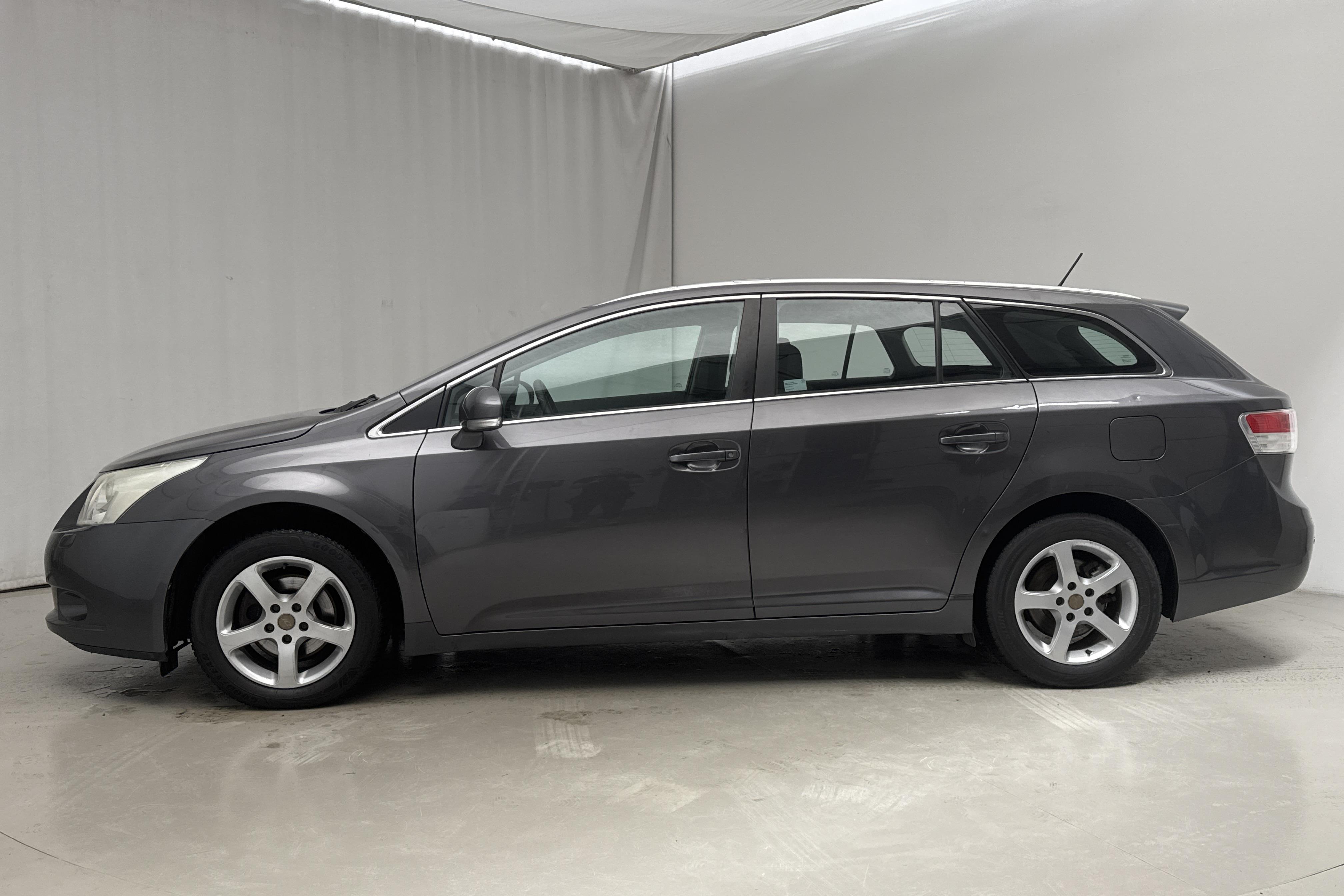 Toyota Avensis 2.0 Kombi (152hk) - 9 199 mil - Manuell - Dark Grey - 2011