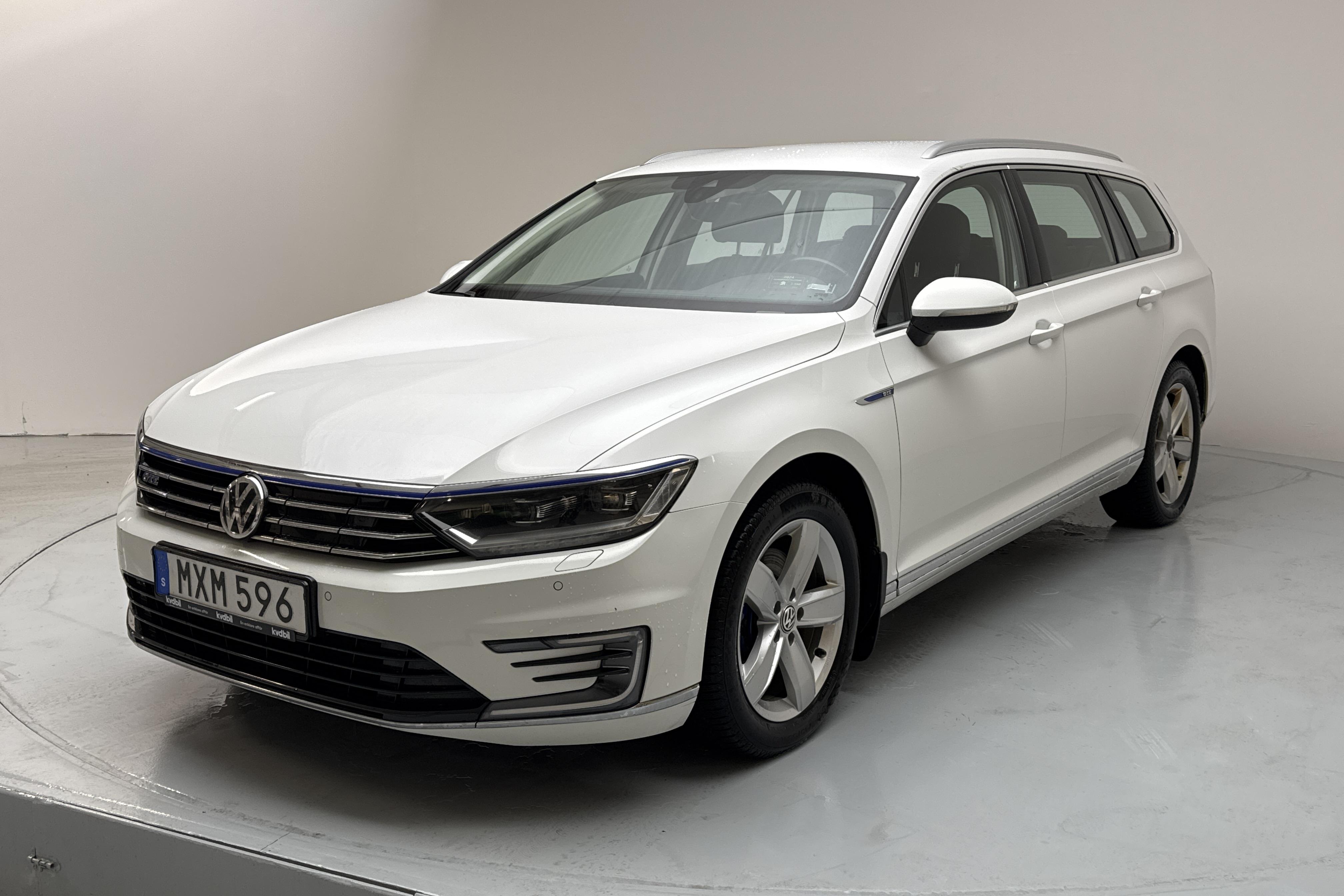 VW Passat 1.4 Plug-in-Hybrid Sportscombi (218hk) - 16 046 mil - Automat - vit - 2016