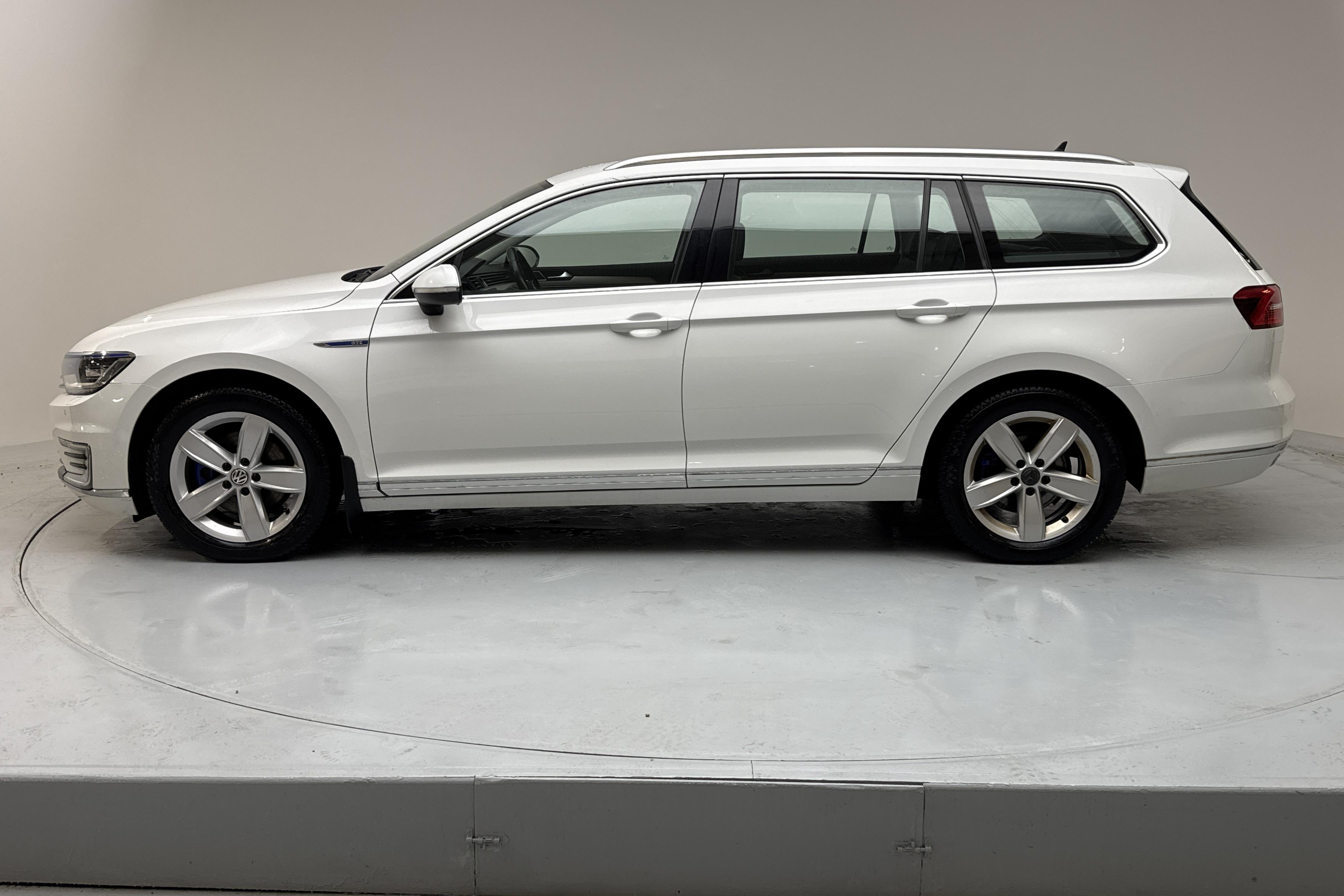 VW Passat 1.4 Plug-in-Hybrid Sportscombi (218hk) - 16 046 mil - Automat - vit - 2016