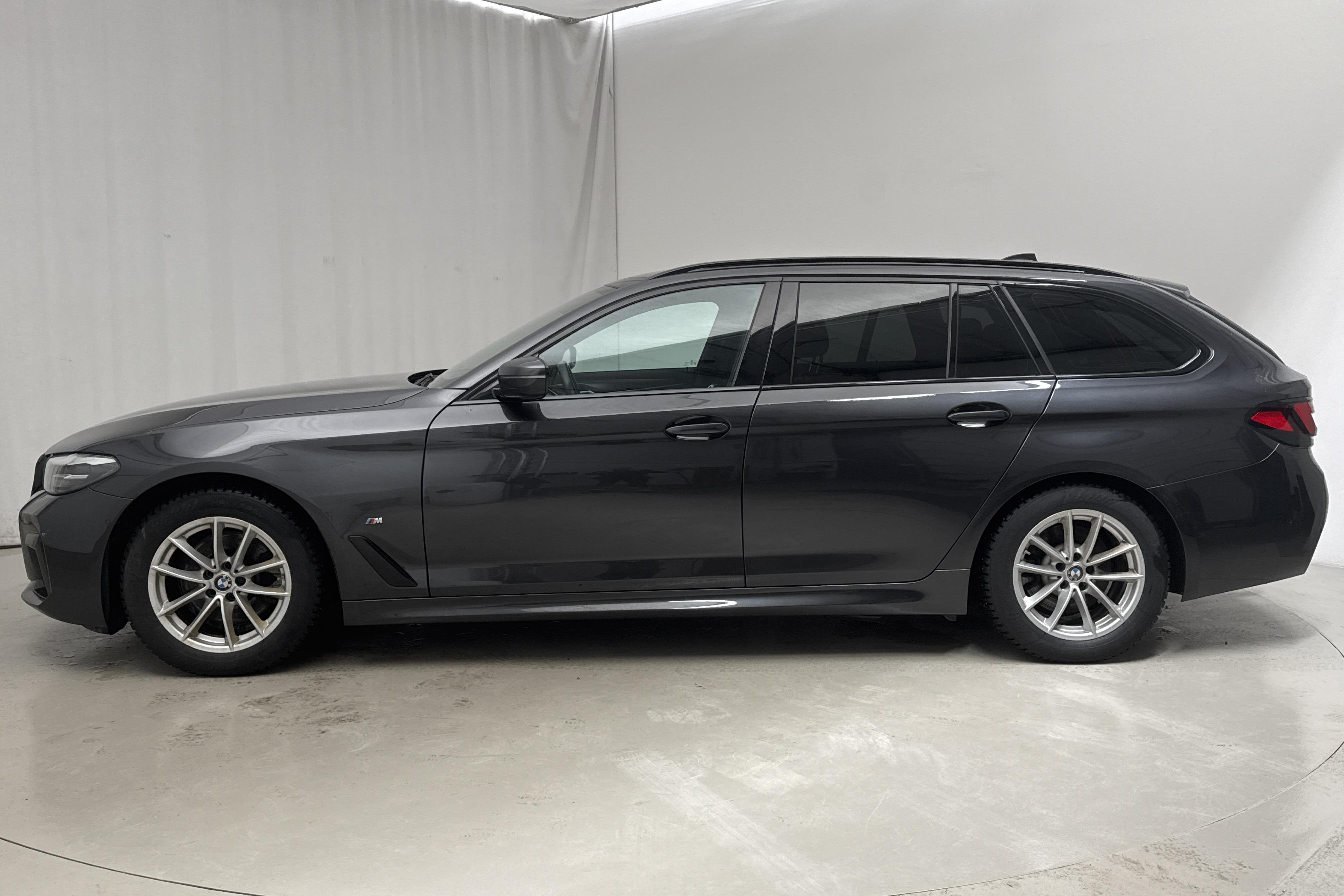 BMW 520d xDrive Touring, G31 LCI (190hk+11hk) - 13 907 mil - Automat - grå - 2021