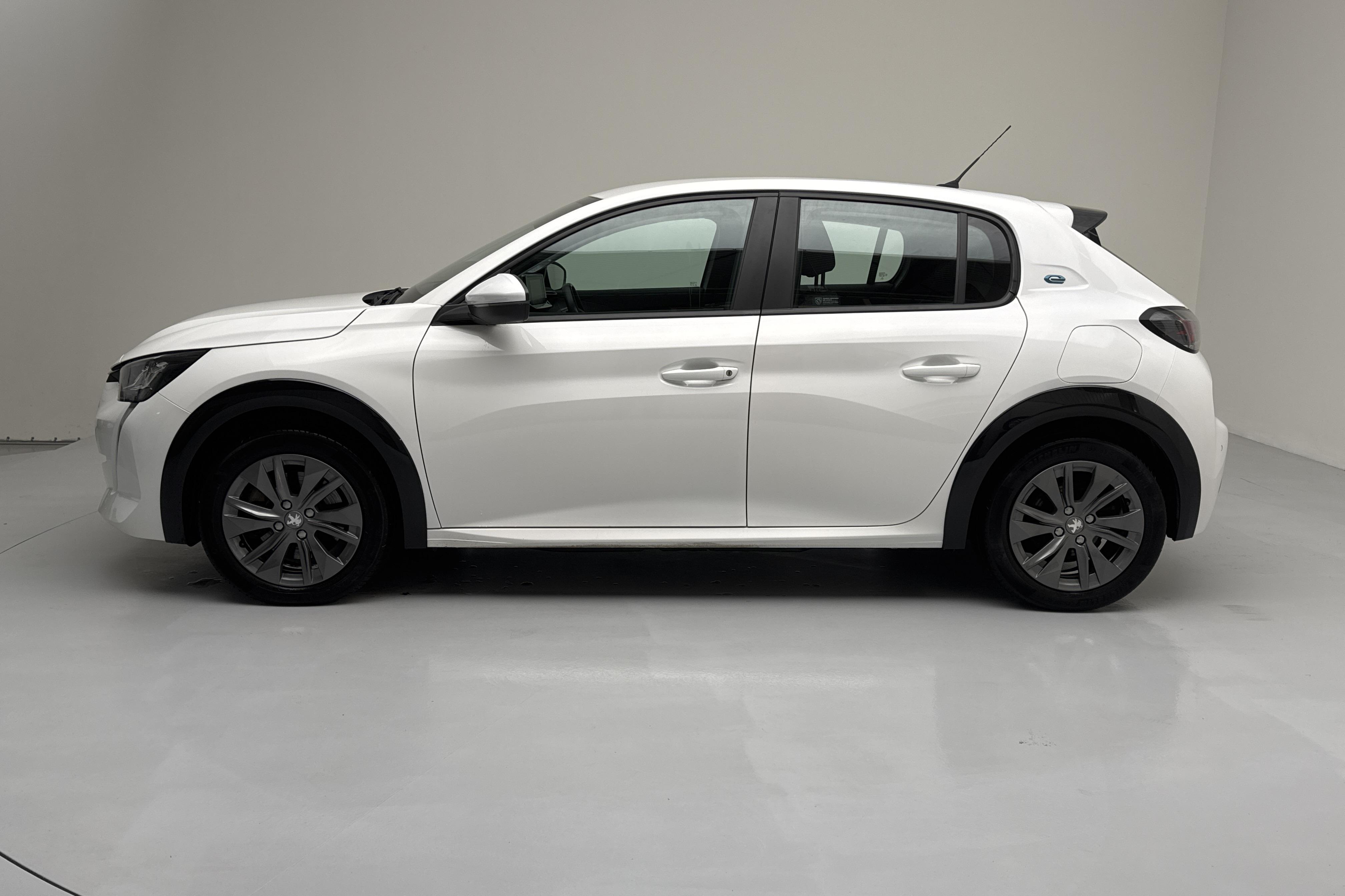 Peugeot e-208 50 kWh 5dr (136hk) - 5 991 mil - Automat - vit - 2021