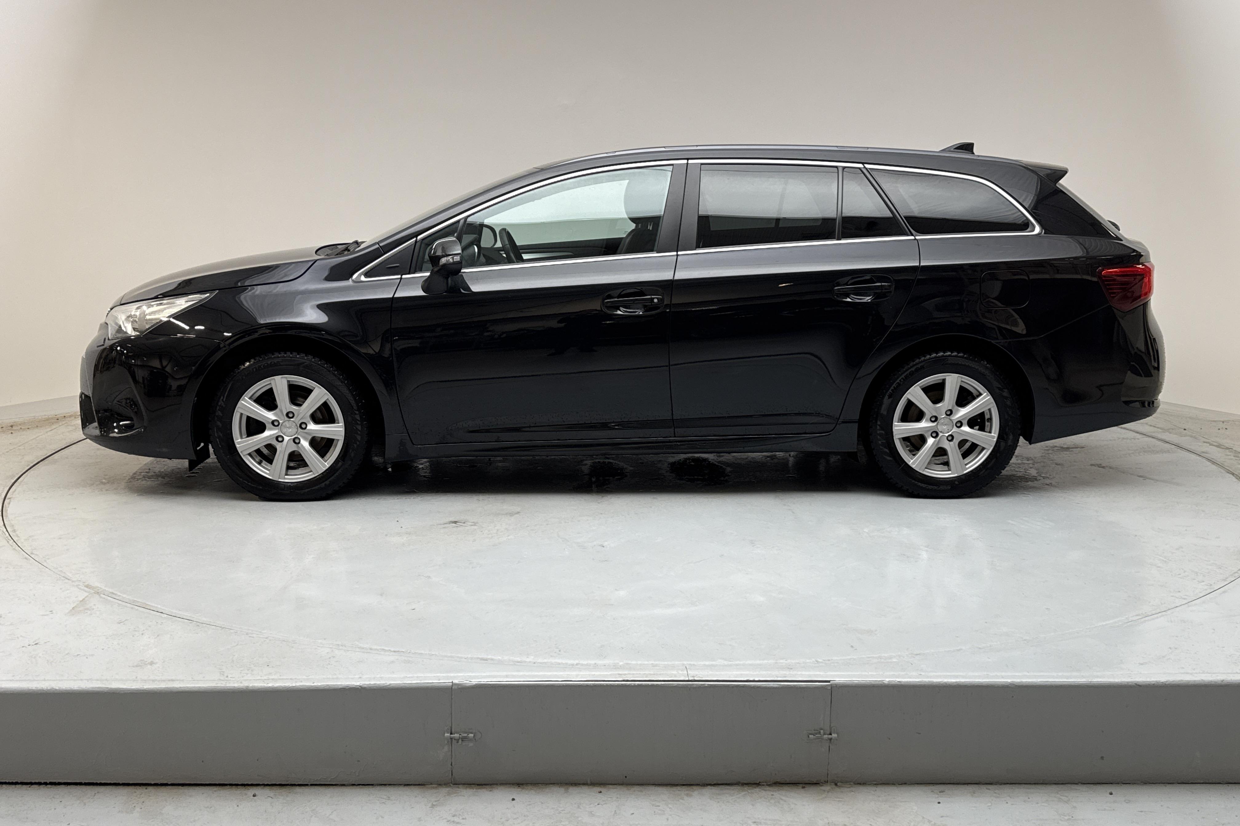 Toyota Avensis 1.8 Touring Sports (147hk) - 13 630 mil - Manuell - svart - 2017