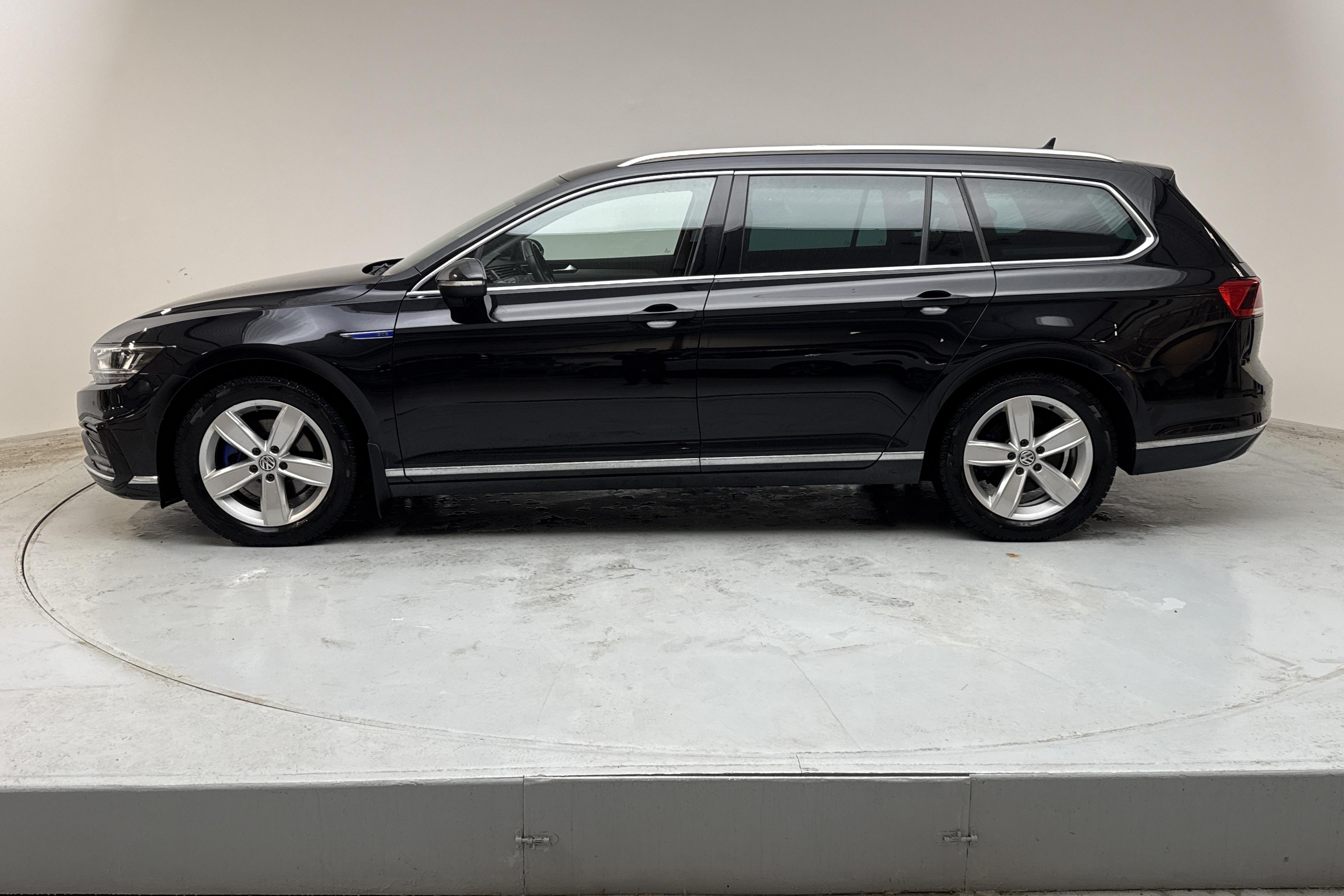 VW Passat 1.4 GTE Sportscombi (218hk) - 8 316 mil - Automat - svart - 2021