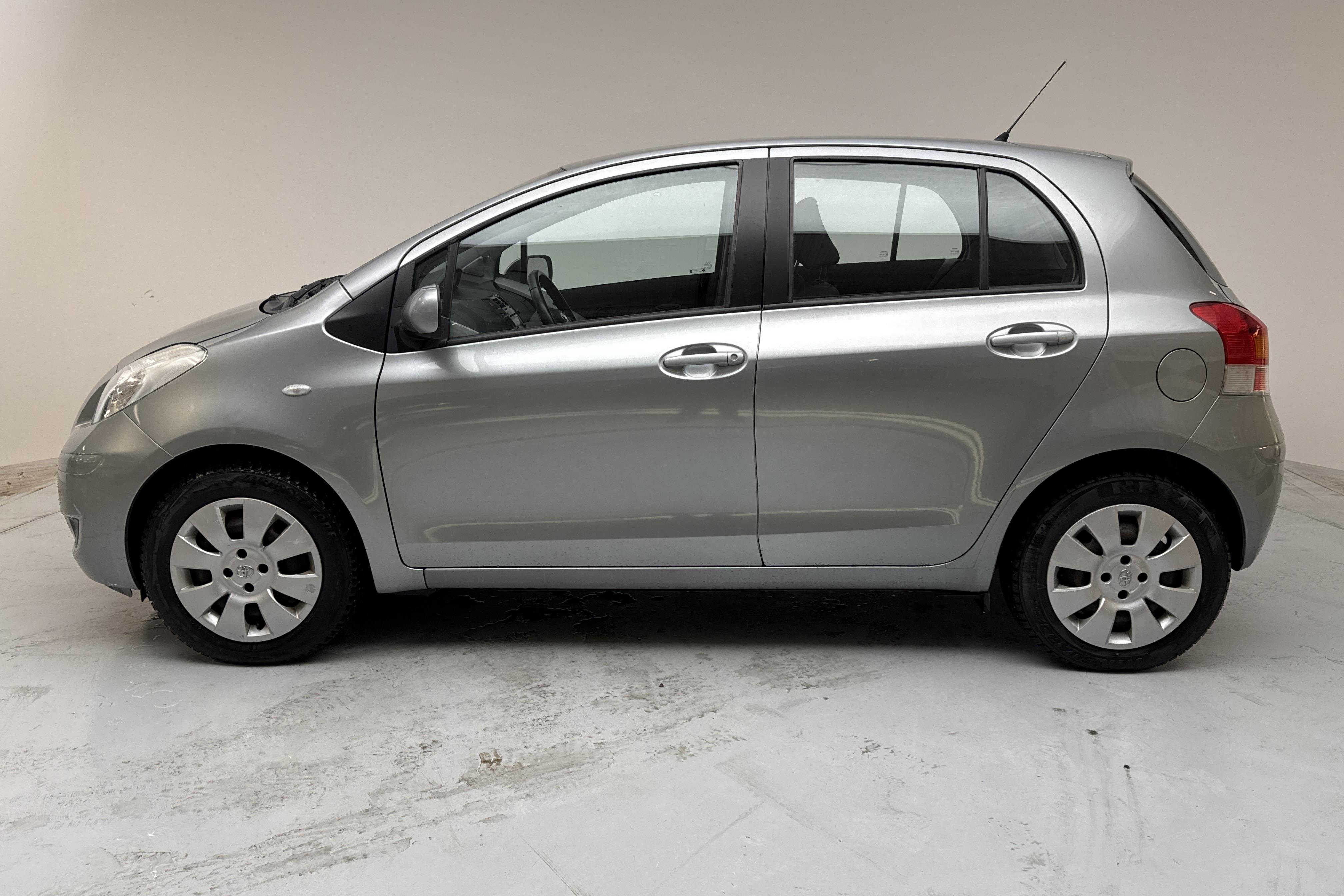 Toyota Yaris 1.0 5dr (69hk) - 15 129 mil - Manuell - grå - 2009