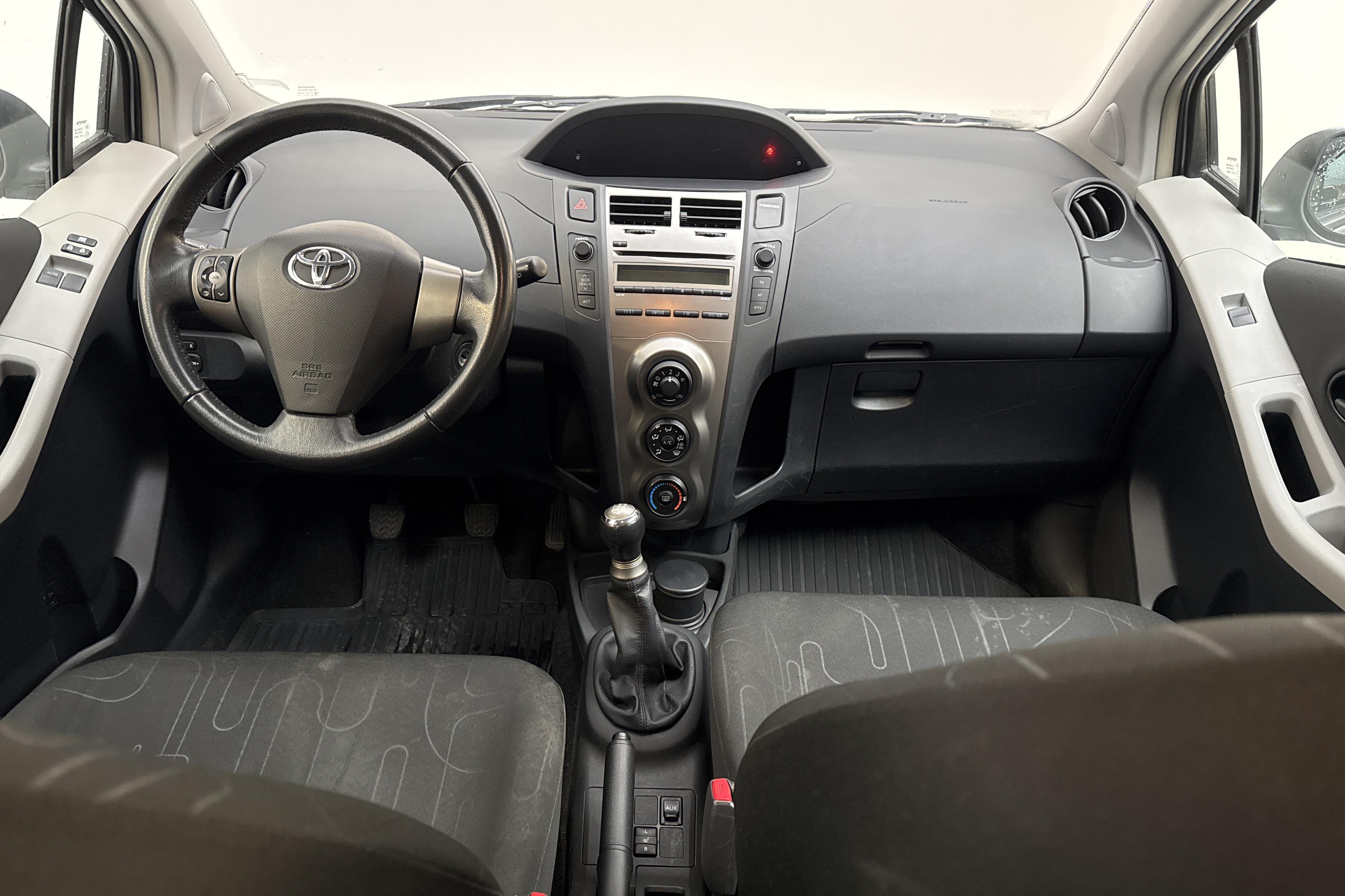 Toyota Yaris 1.0 5dr (69hk) - 15 129 mil - Manuell - grå - 2009