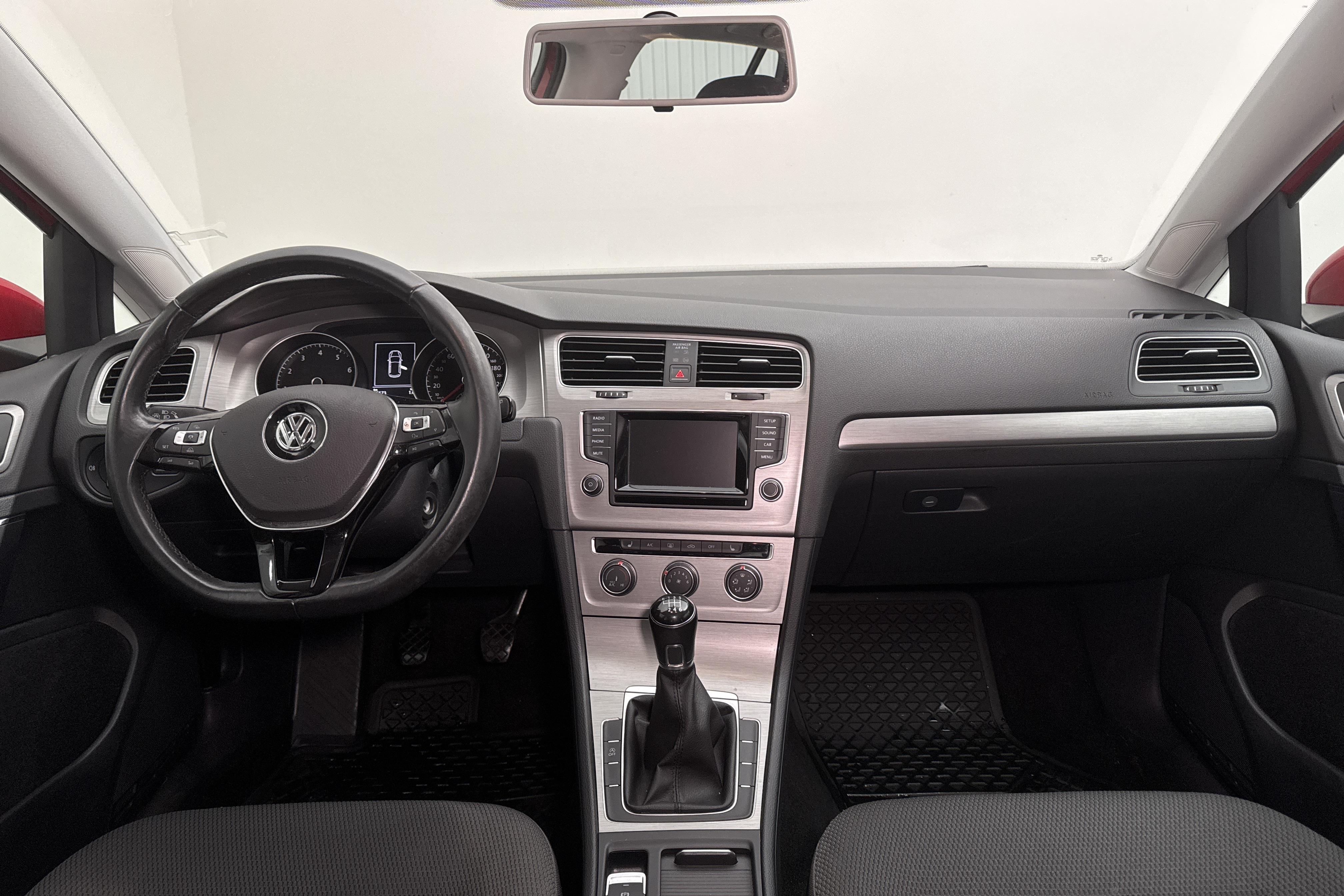 VW Golf VII 1.2 TSI 5dr (105hk) - 5 667 mil - Manuell - röd - 2015