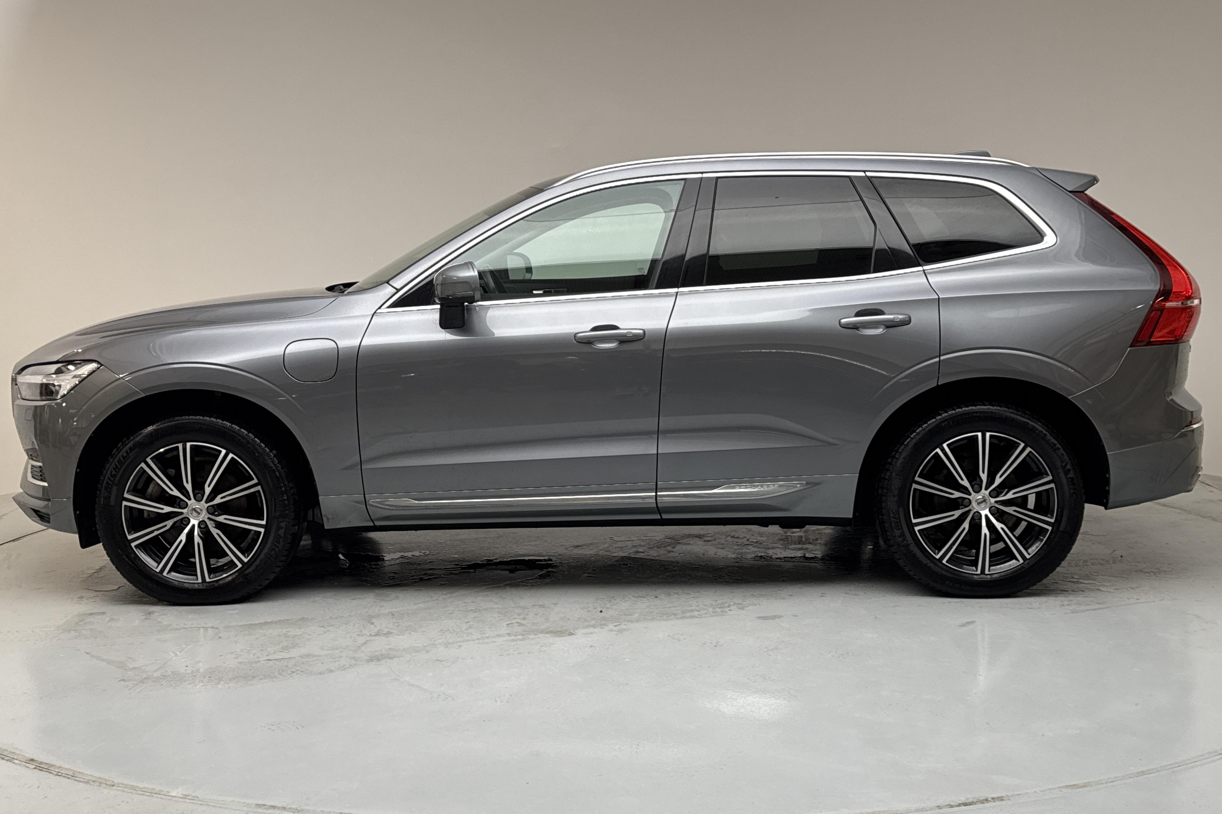 Volvo XC60 T6 AWD Recharge (340hk) - 8 240 mil - Automat - grå - 2021