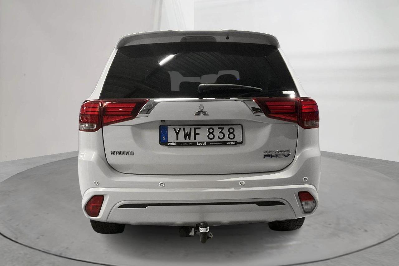 Mitsubishi Outlander 2.4 Plug-in Hybrid 4WD (136hk) - 11 033 mil - Automat - vit - 2019