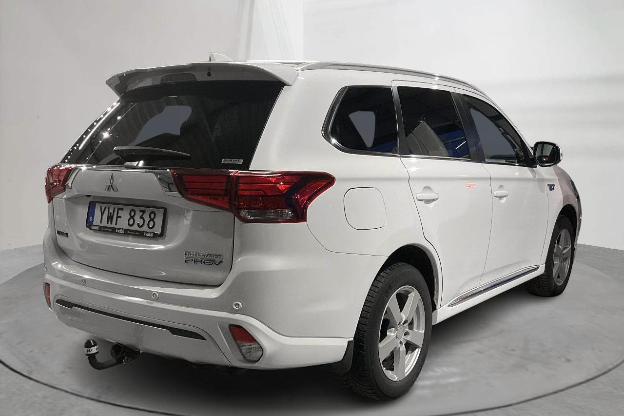 Mitsubishi Outlander 2.4 Plug-in Hybrid 4WD (136hk) - 11 033 mil - Automat - vit - 2019