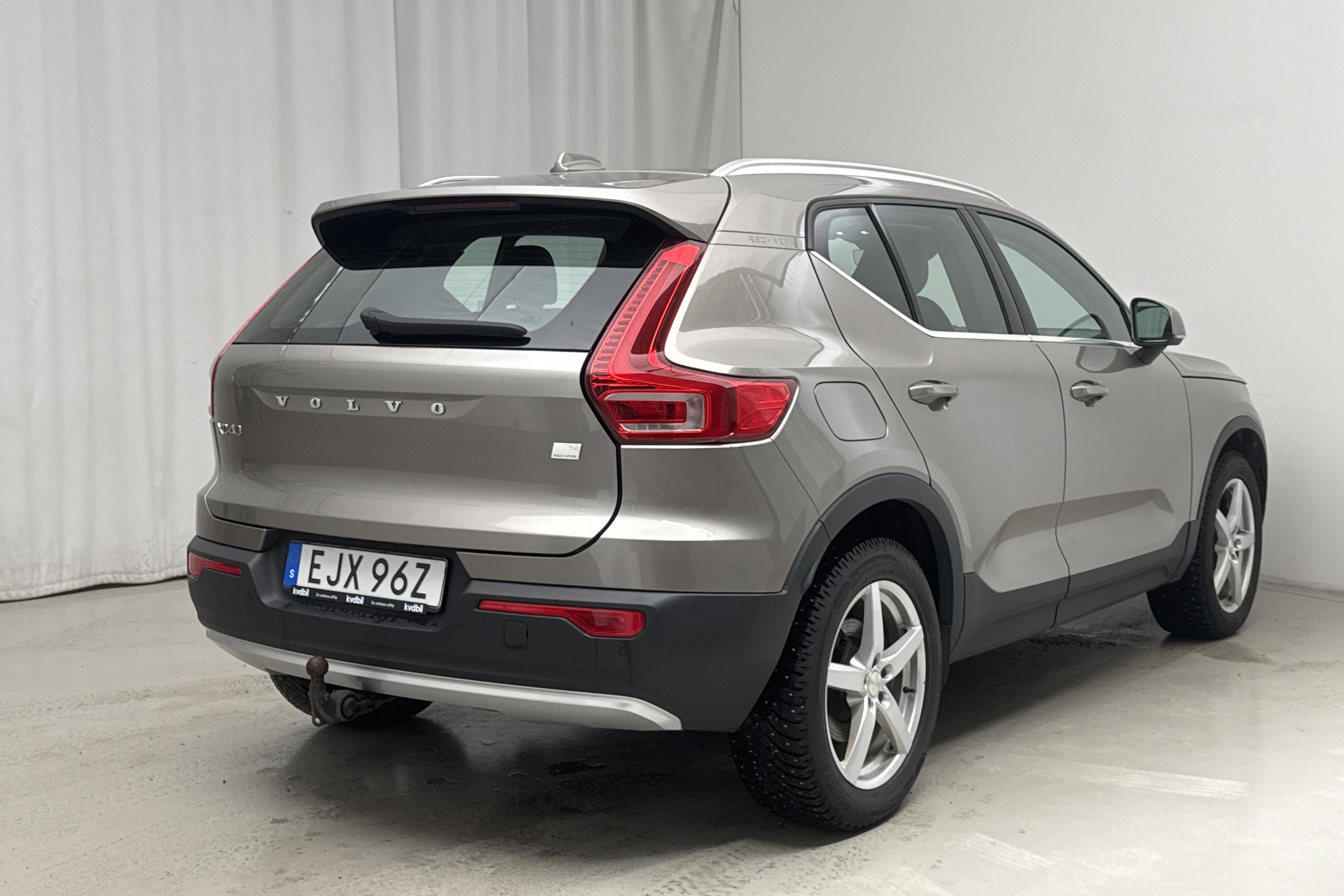 Volvo XC40 T4 2WD Twin Engine (211hk) - 11 681 mil - Automat - grå - 2021