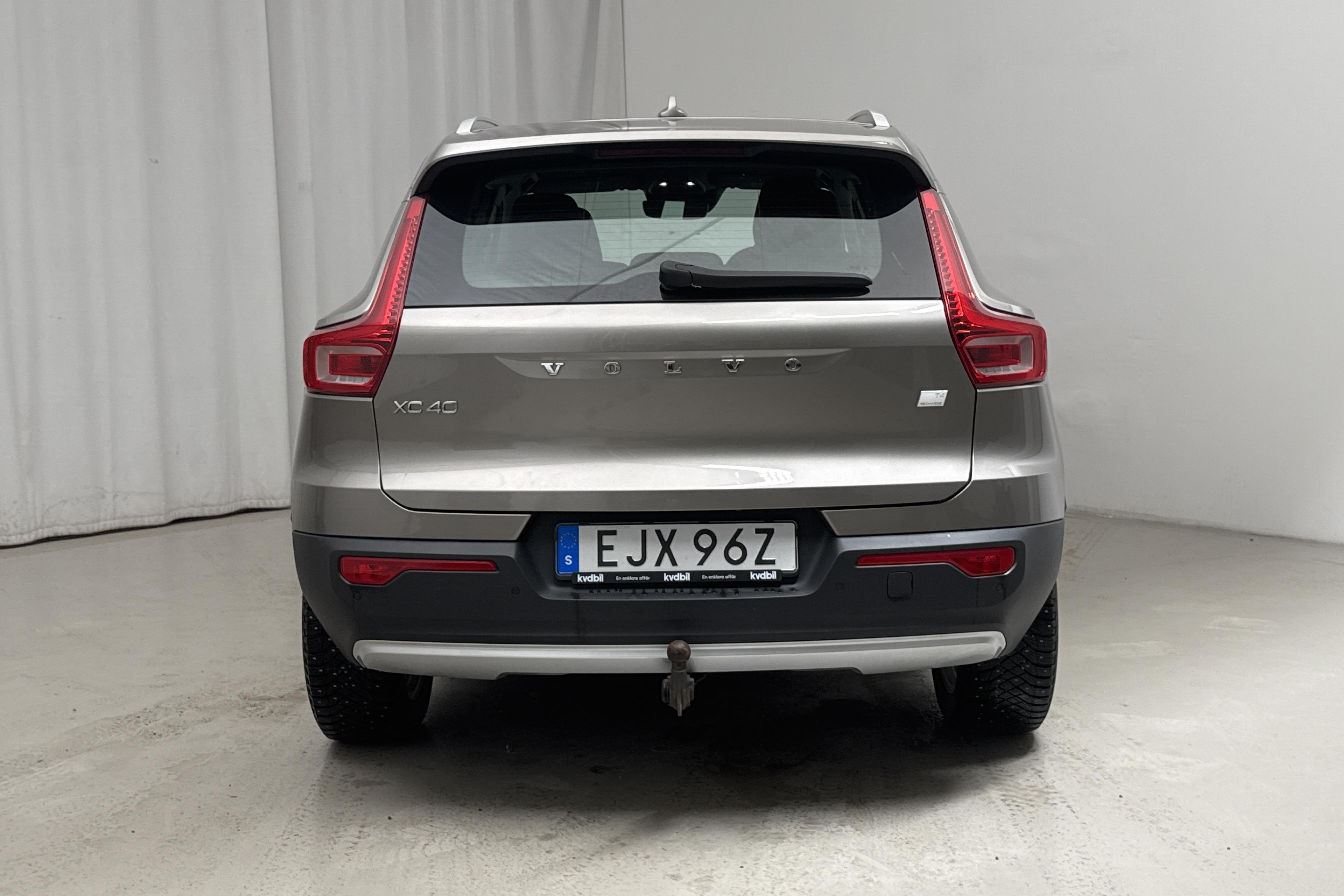 Volvo XC40 T4 2WD Twin Engine (211hk) - 11 681 mil - Automat - grå - 2021