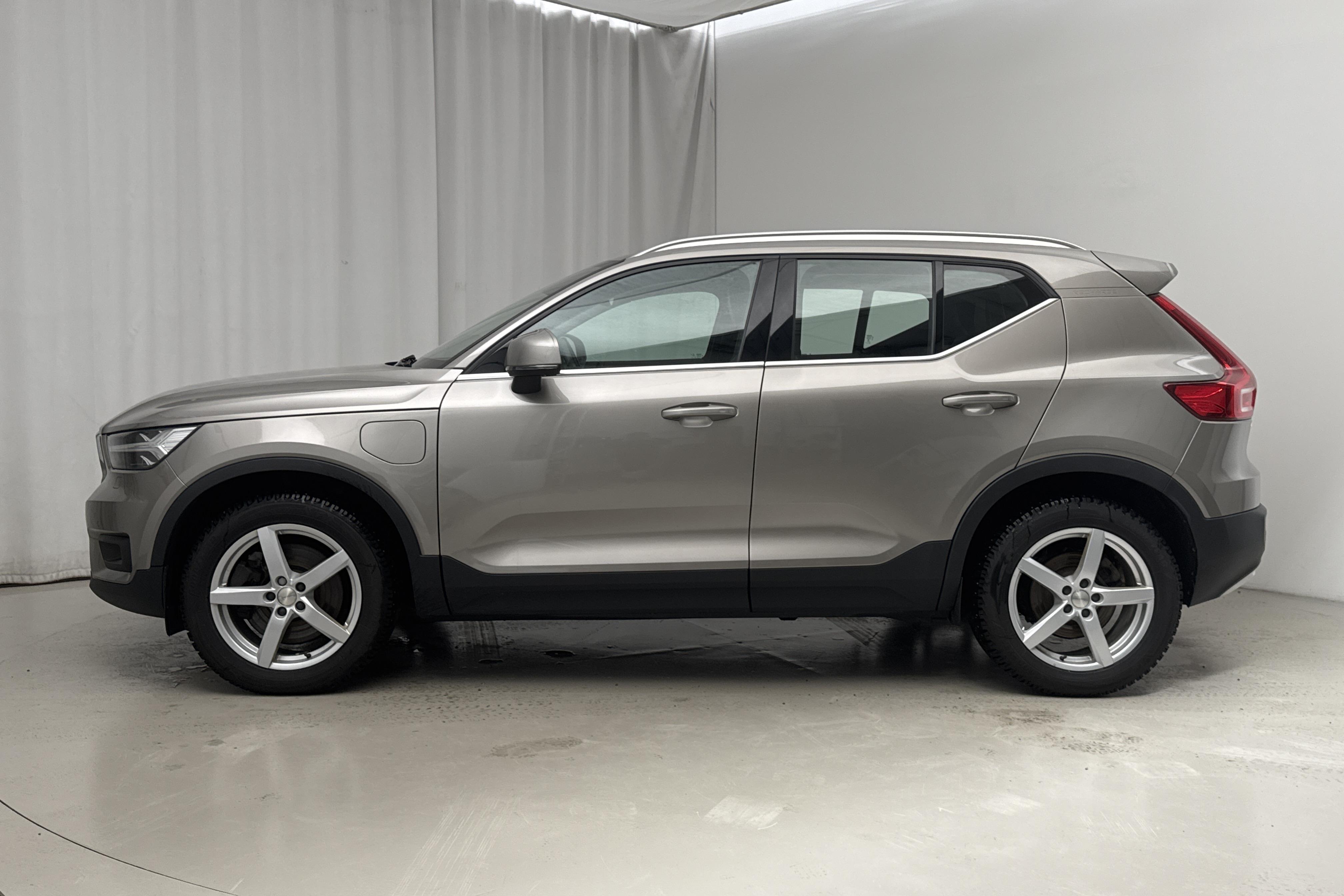 Volvo XC40 T4 2WD Twin Engine (211hk) - 11 681 mil - Automat - grå - 2021