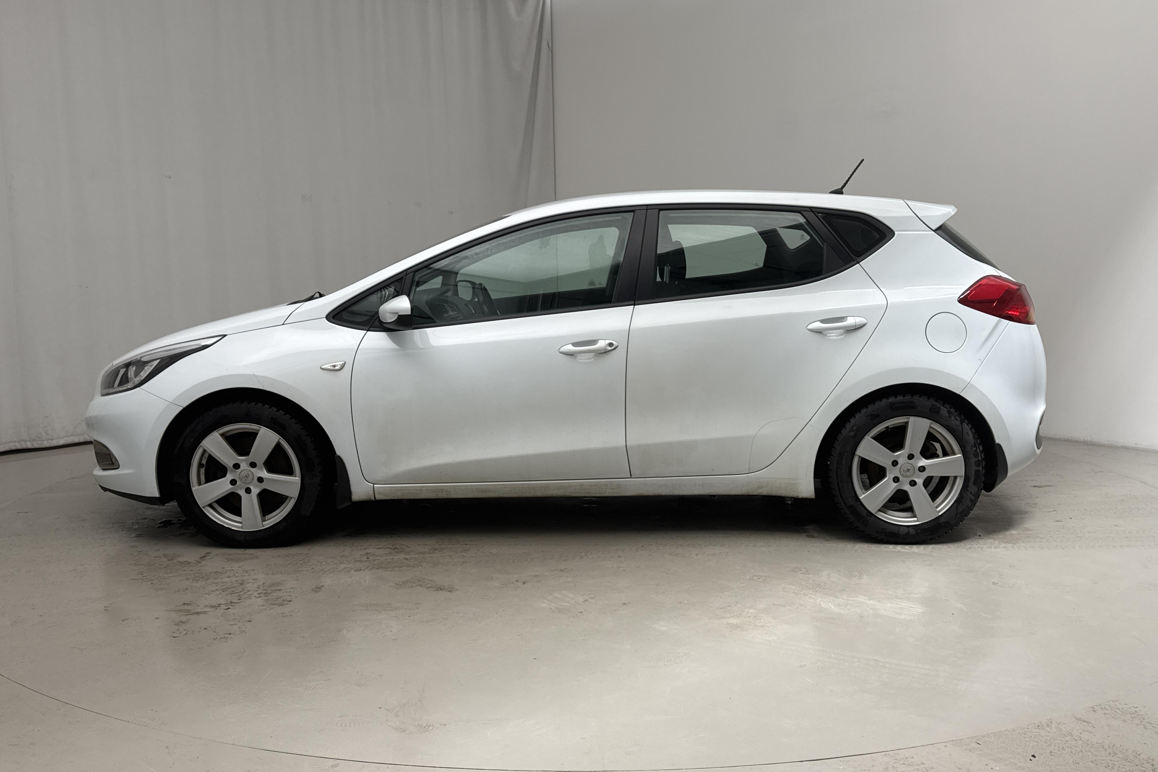 KIA Cee'd 1.4 5dr (100hk) - 14 373 mil - Manuell - vit - 2013