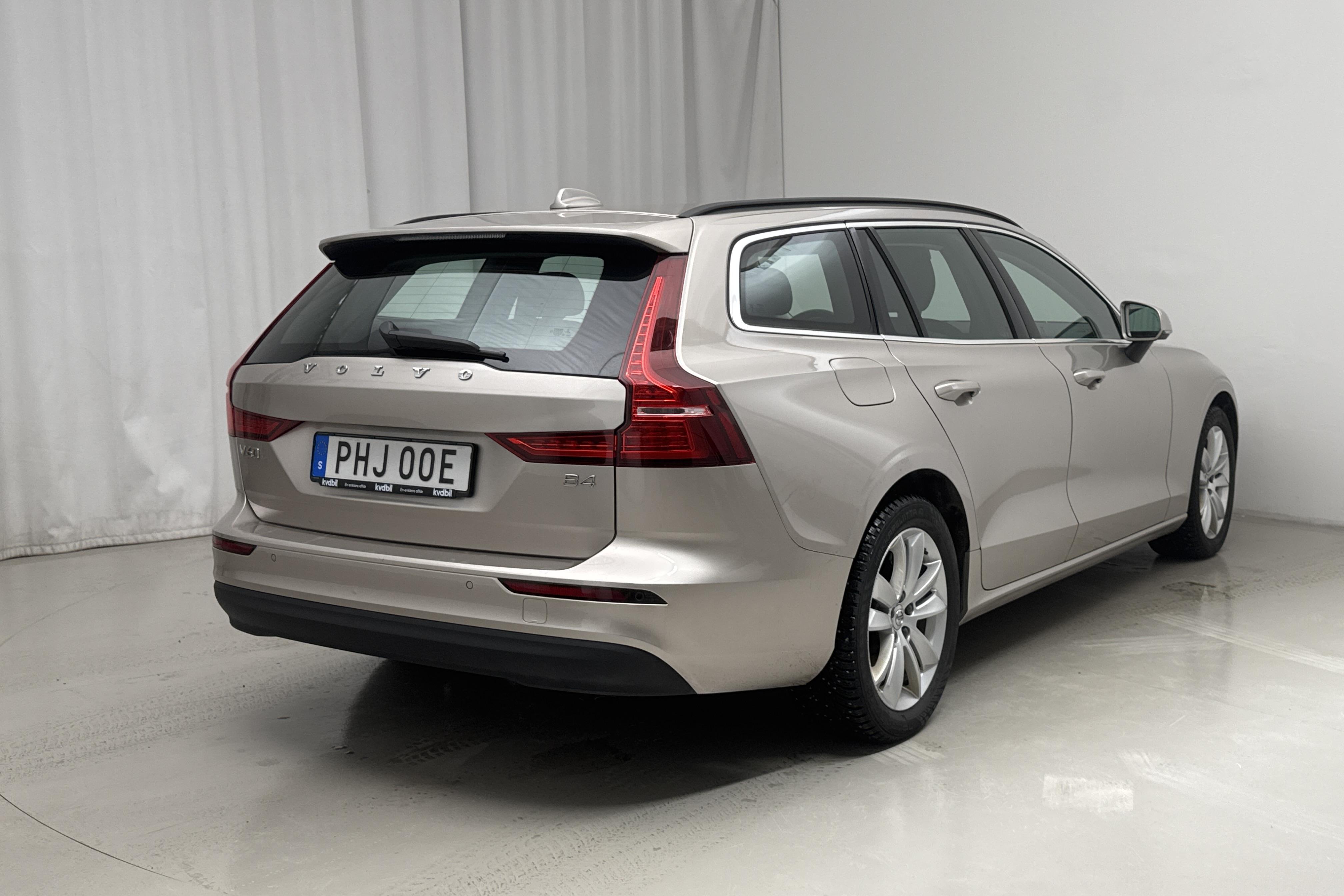 Volvo V60 B4 Mildhybrid, Diesel (197hk) - 5 853 mil - Automat - Light Grey - 2023