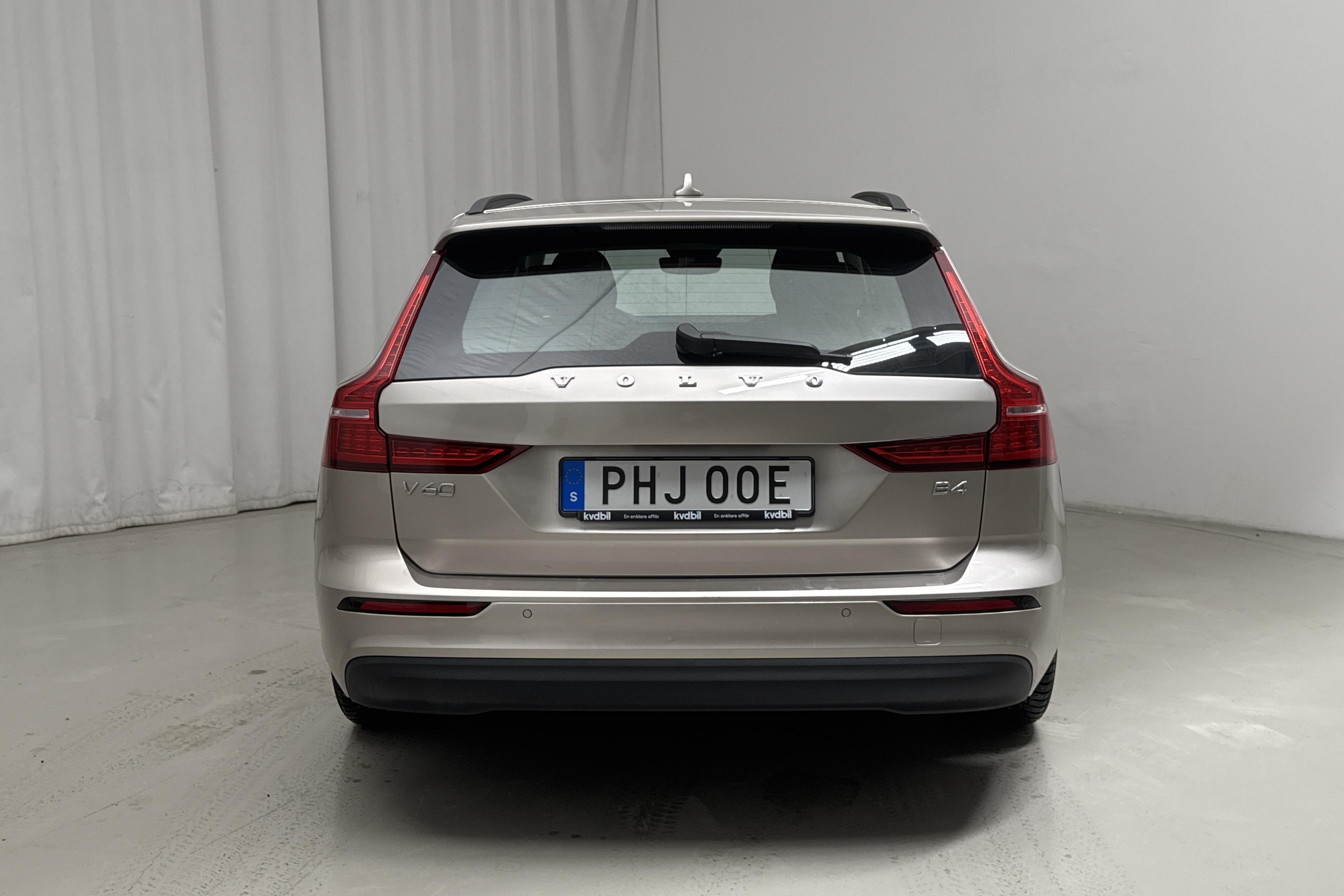 Volvo V60 B4 Mildhybrid, Diesel (197hk) - 5 853 mil - Automat - Light Grey - 2023