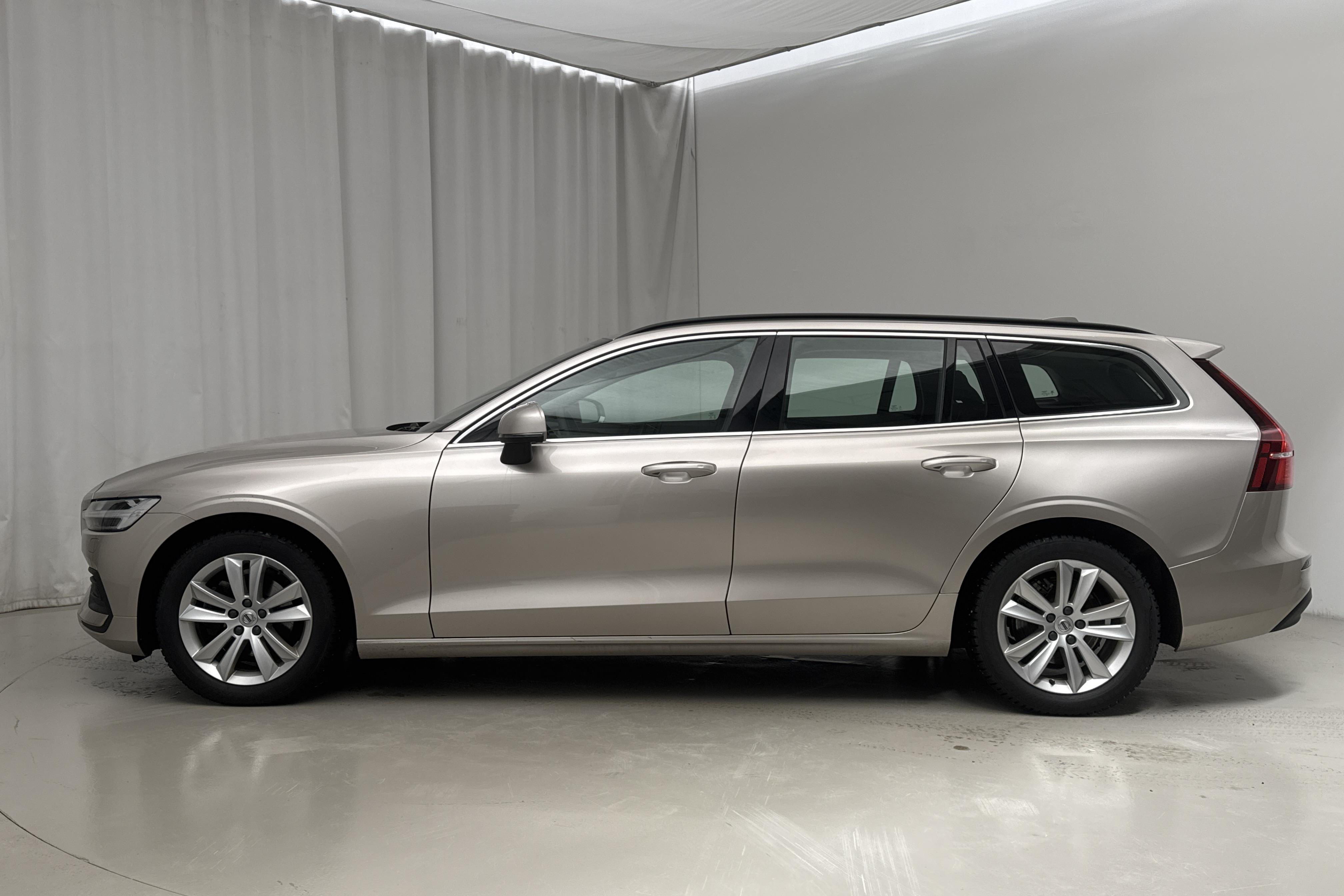 Volvo V60 B4 Mildhybrid, Diesel (197hk) - 5 853 mil - Automat - Light Grey - 2023