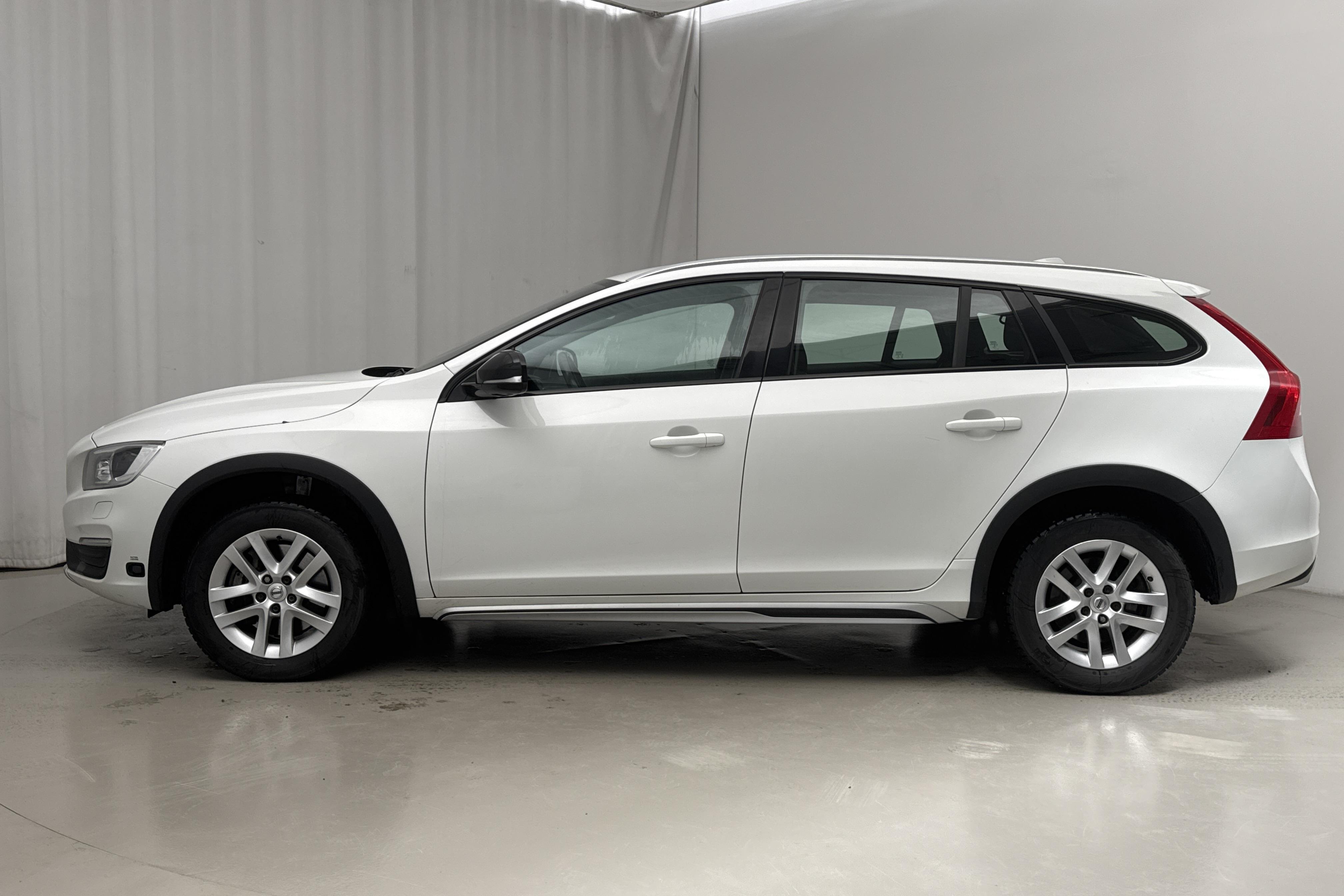 Volvo V60 D3 Cross Country (150hk) - 10 418 mil - Automat - vit - 2018