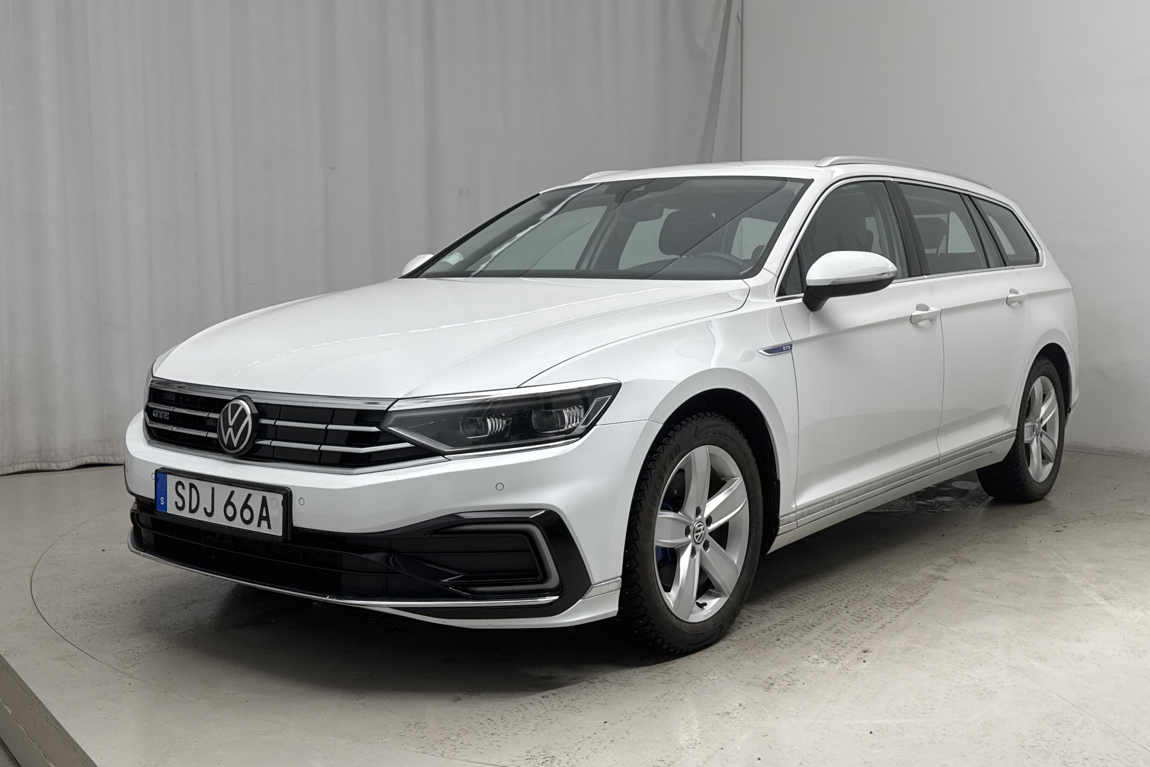 VW Passat 1.4 GTE Sportscombi (218hk) - 10 678 mil - Automat - vit - 2021