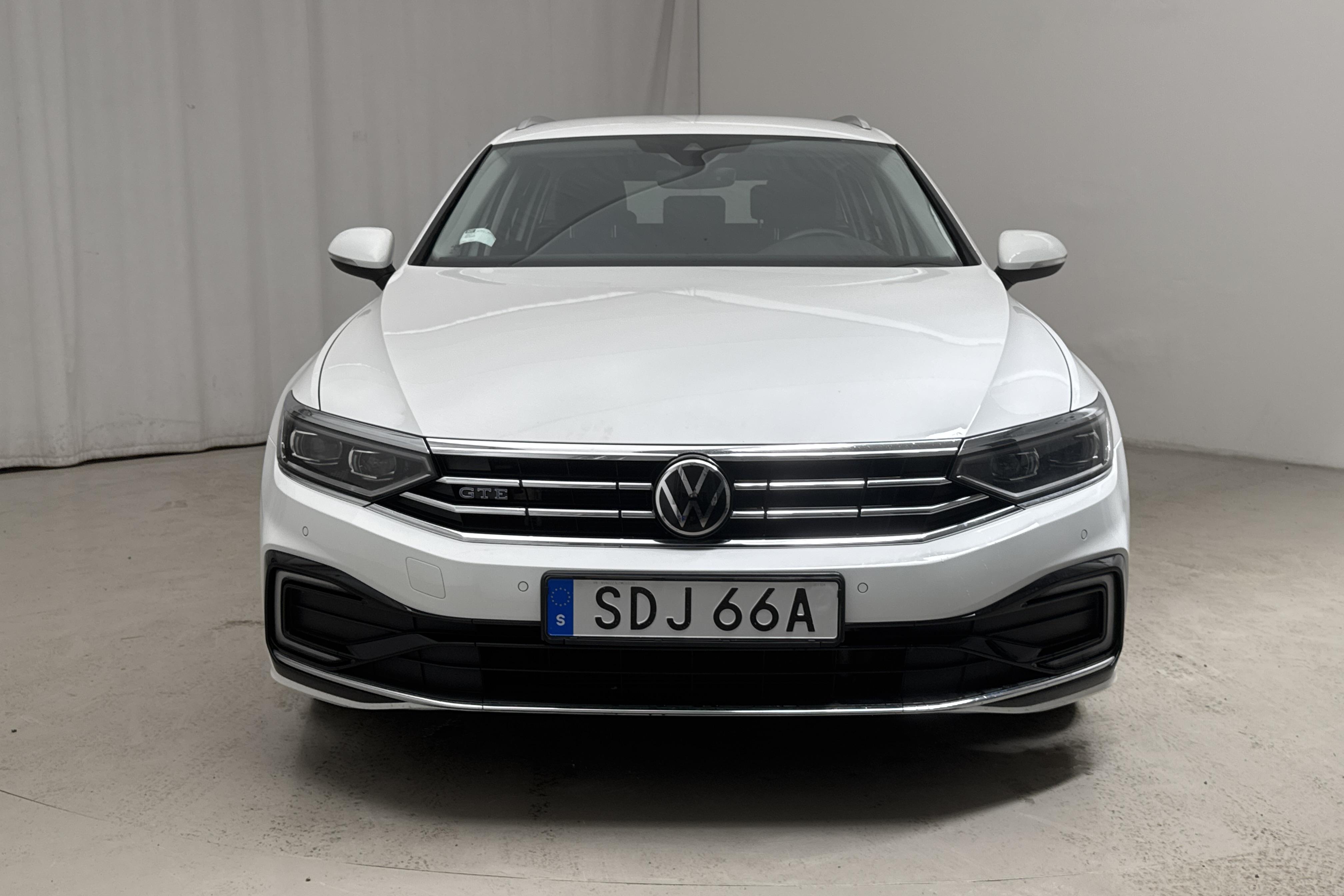 VW Passat 1.4 GTE Sportscombi (218hk) - 10 678 mil - Automat - vit - 2021