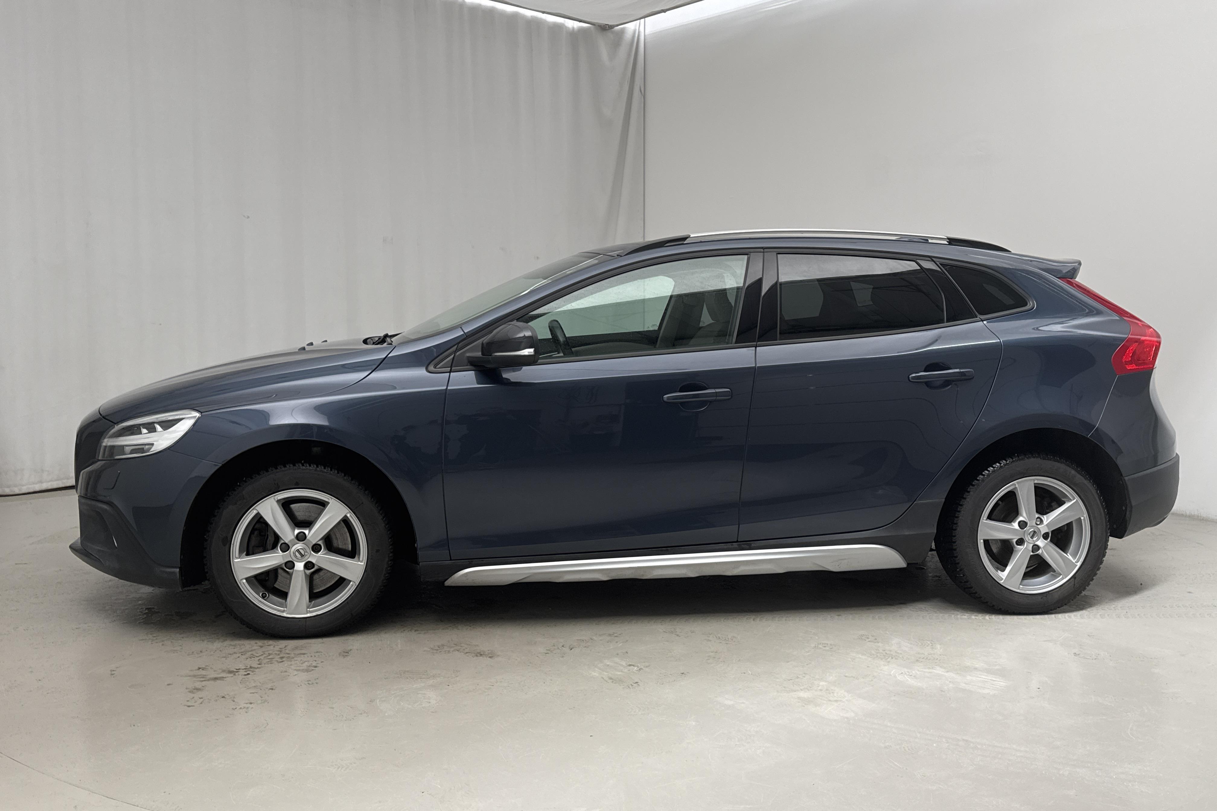 Volvo V40 Cross Country T3 (152hk) - 10 852 mil - Automat - Dark Blue - 2018