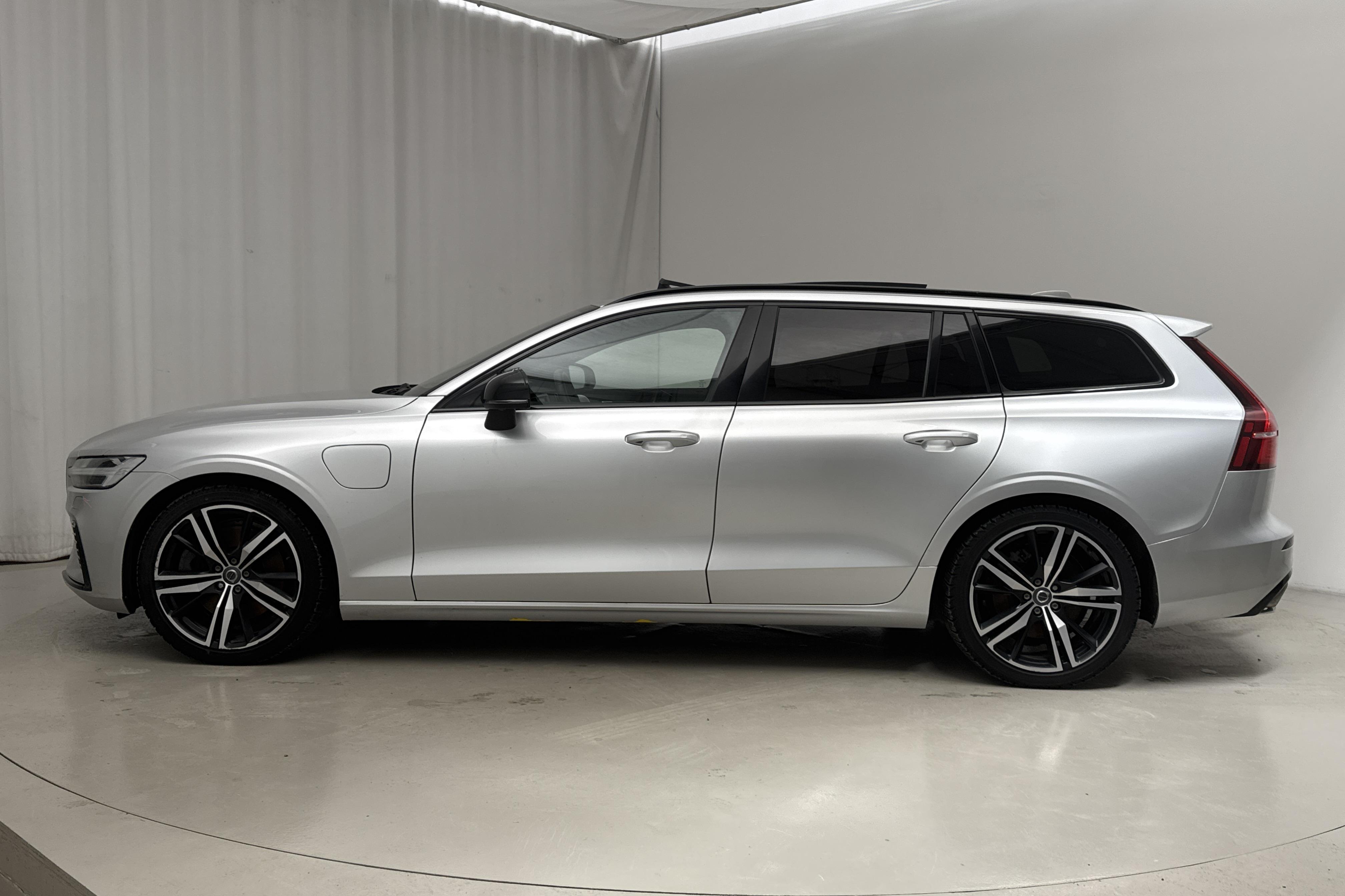 Volvo V60 T8 AWD Twin Engine (390hk) - 15 045 mil - Automat - silver - 2022