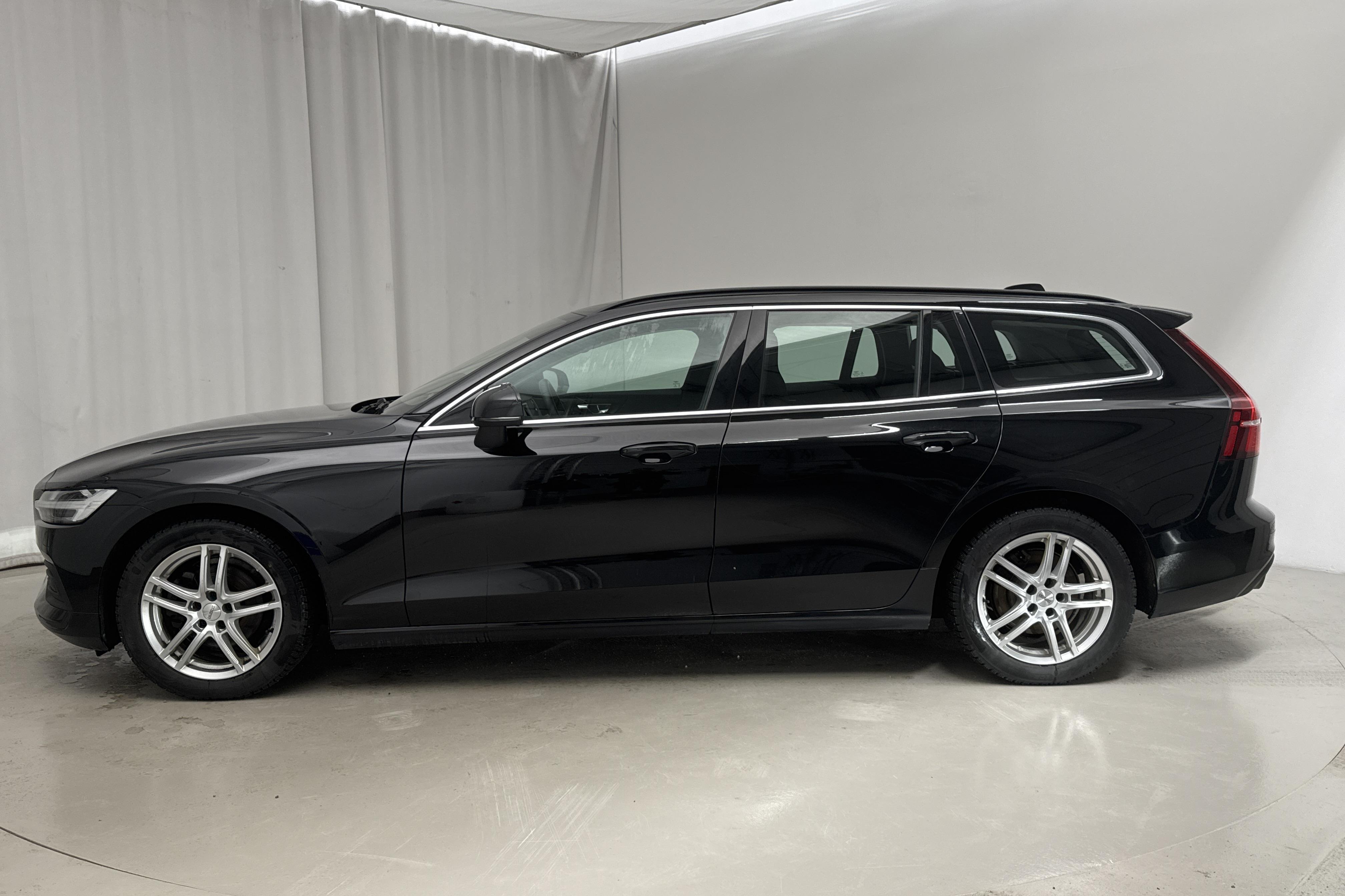 Volvo V60 B4 Mildhybrid, Diesel (197hk) - 9 149 mil - Automat - svart - 2022