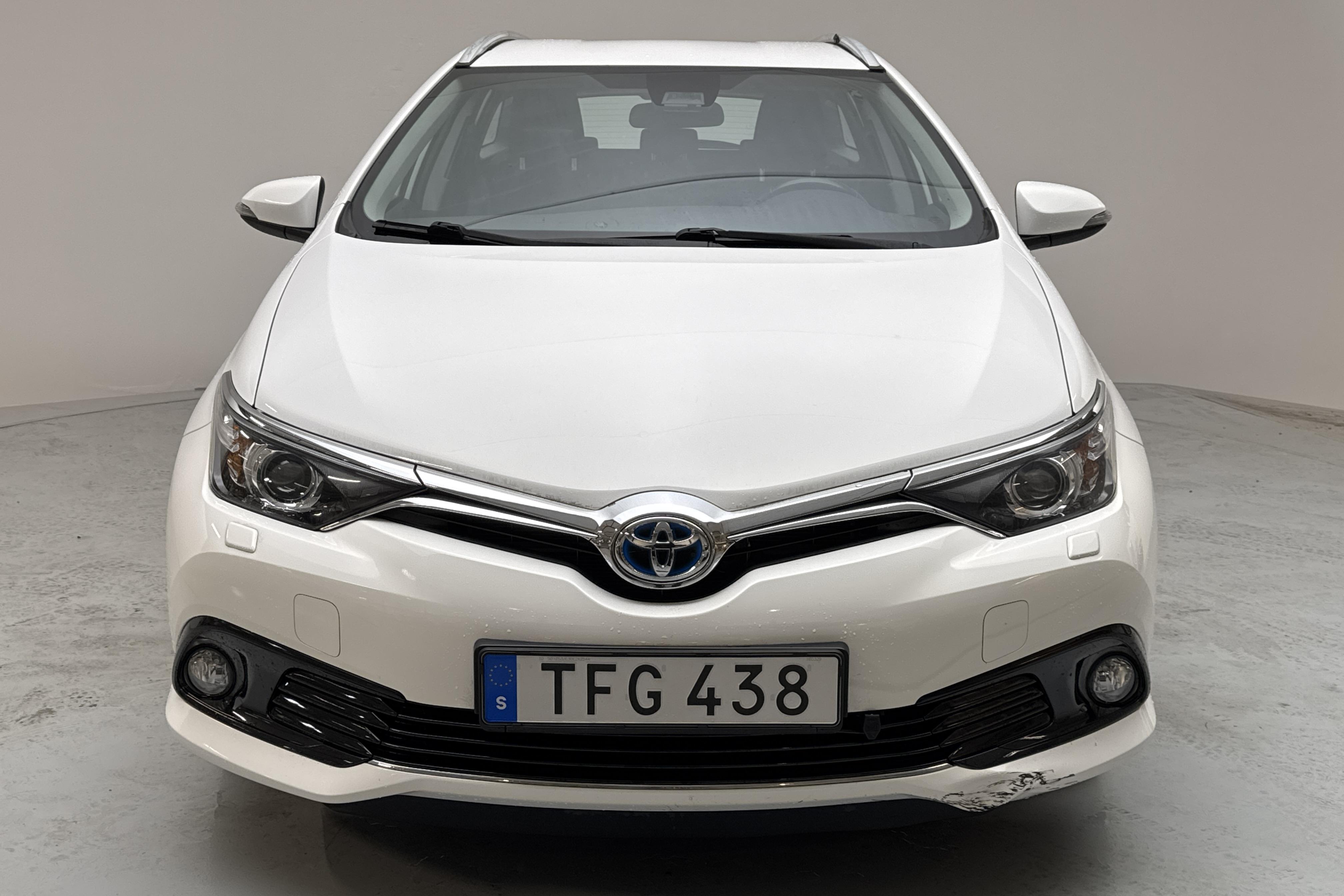 Toyota Auris 1.8 HSD Touring Sports (99hk) - 5 448 mil - Automat - vit - 2016